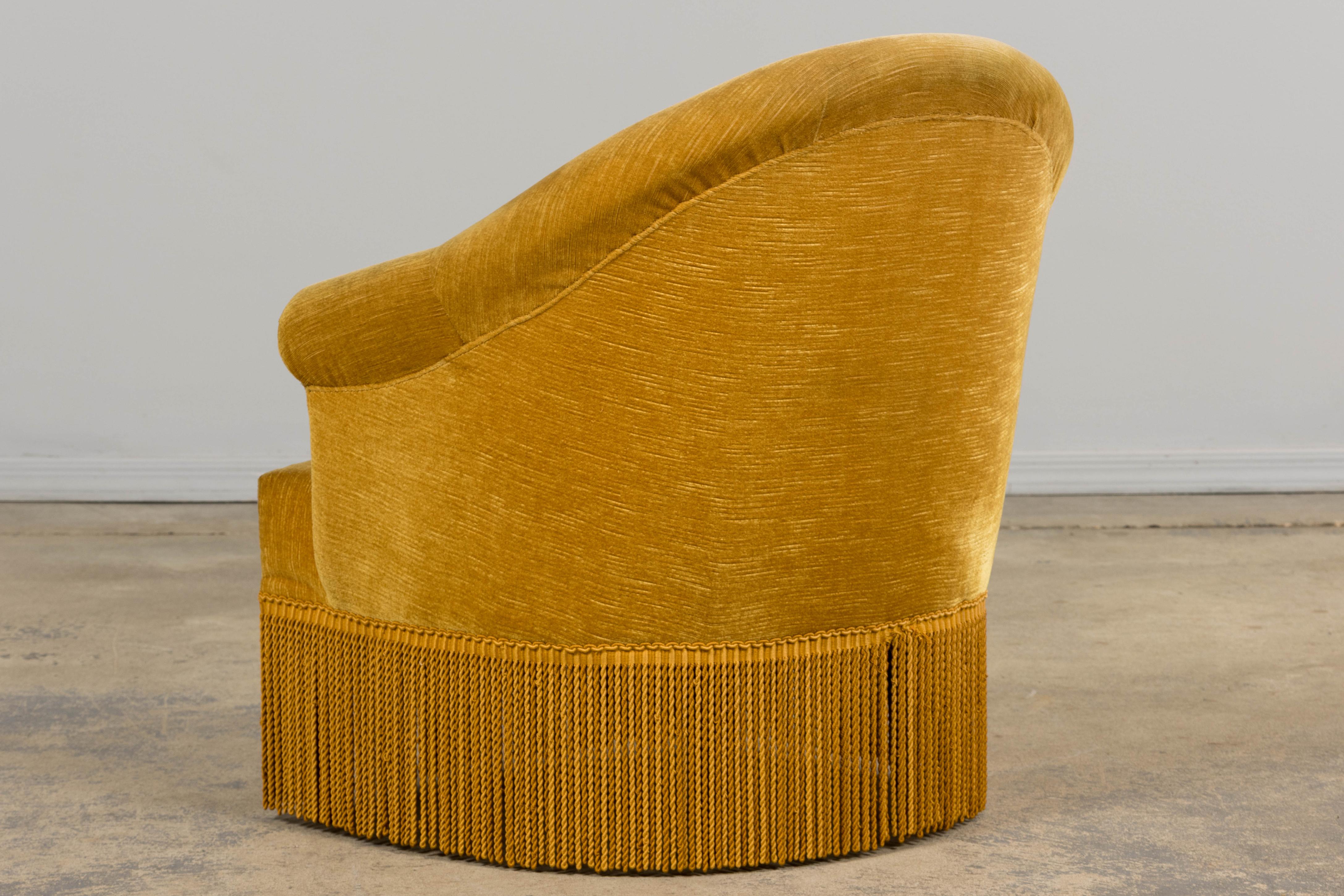 Fauteuils Crapaud de style Napoléon III en velours jaune d'or - une paire en vente 4