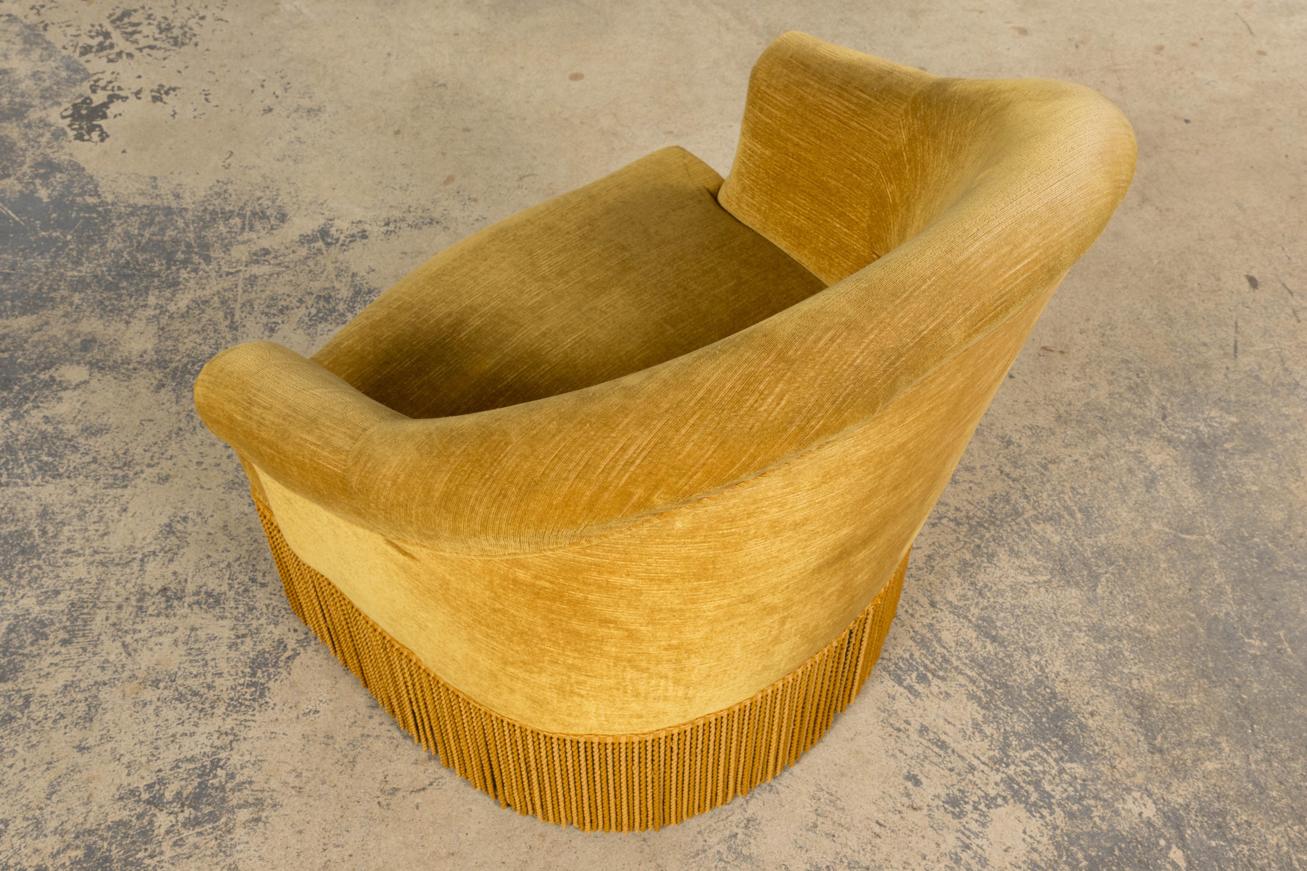 Fauteuils Crapaud de style Napoléon III en velours jaune d'or - une paire en vente 5