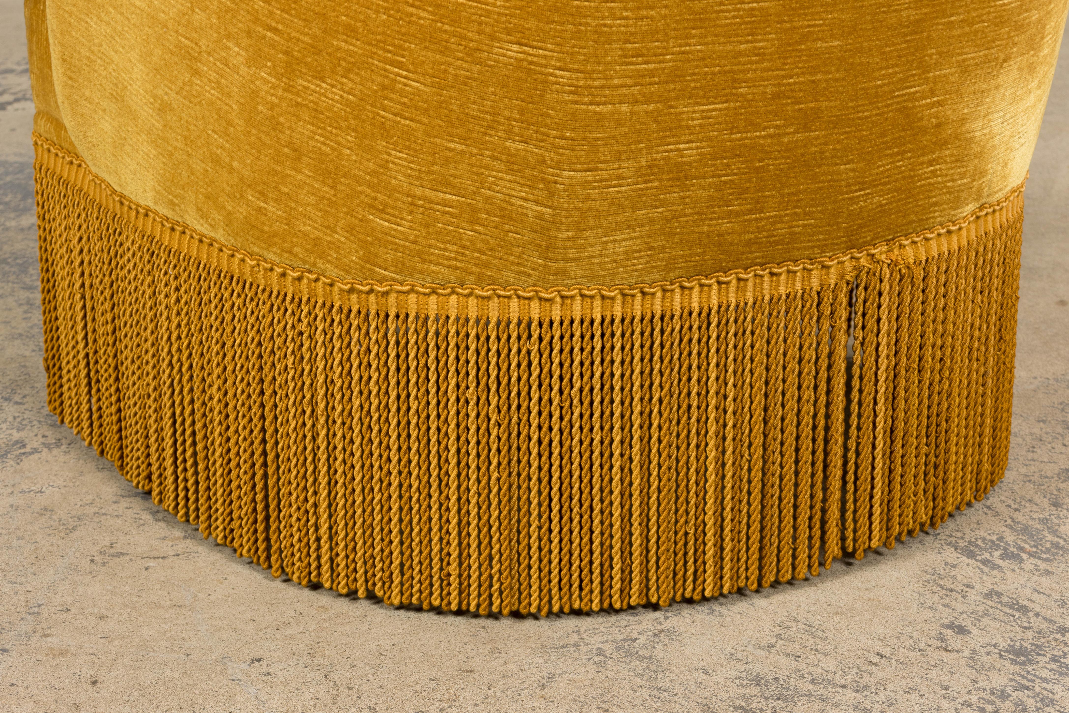 Fauteuils Crapaud de style Napoléon III en velours jaune d'or - une paire en vente 6