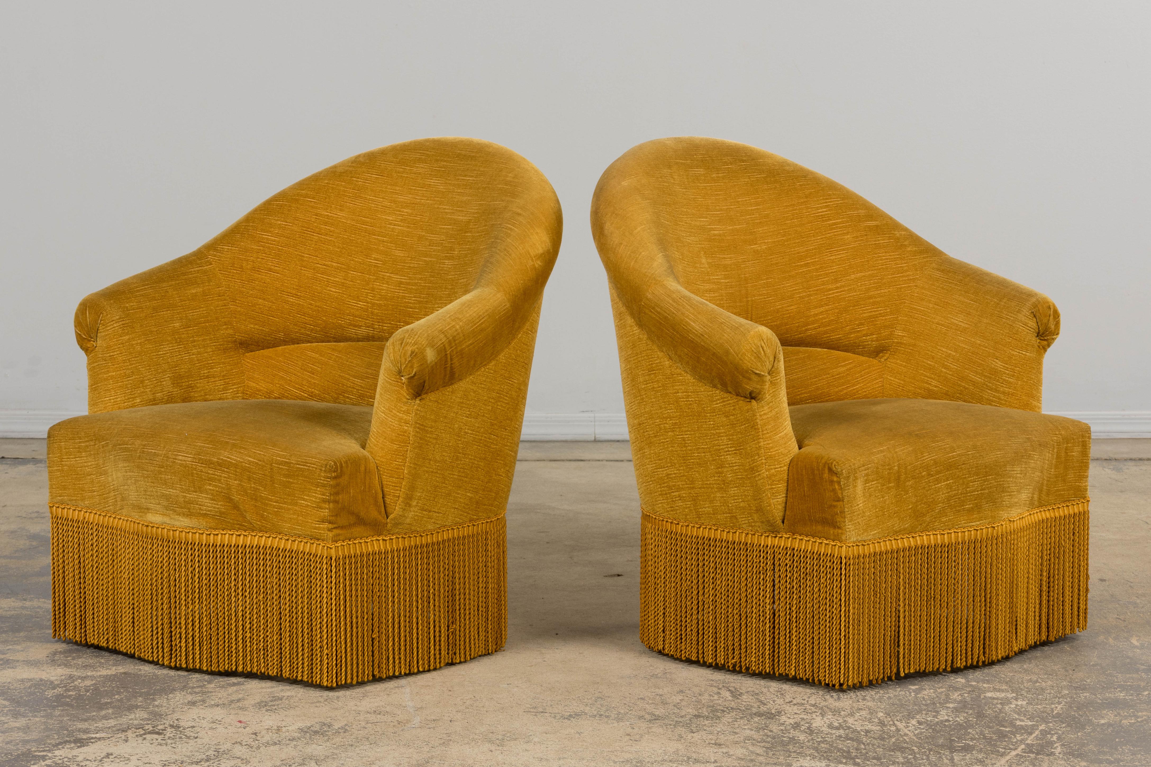 Fauteuils Crapaud de style Napoléon III en velours jaune d'or - une paire en vente 7
