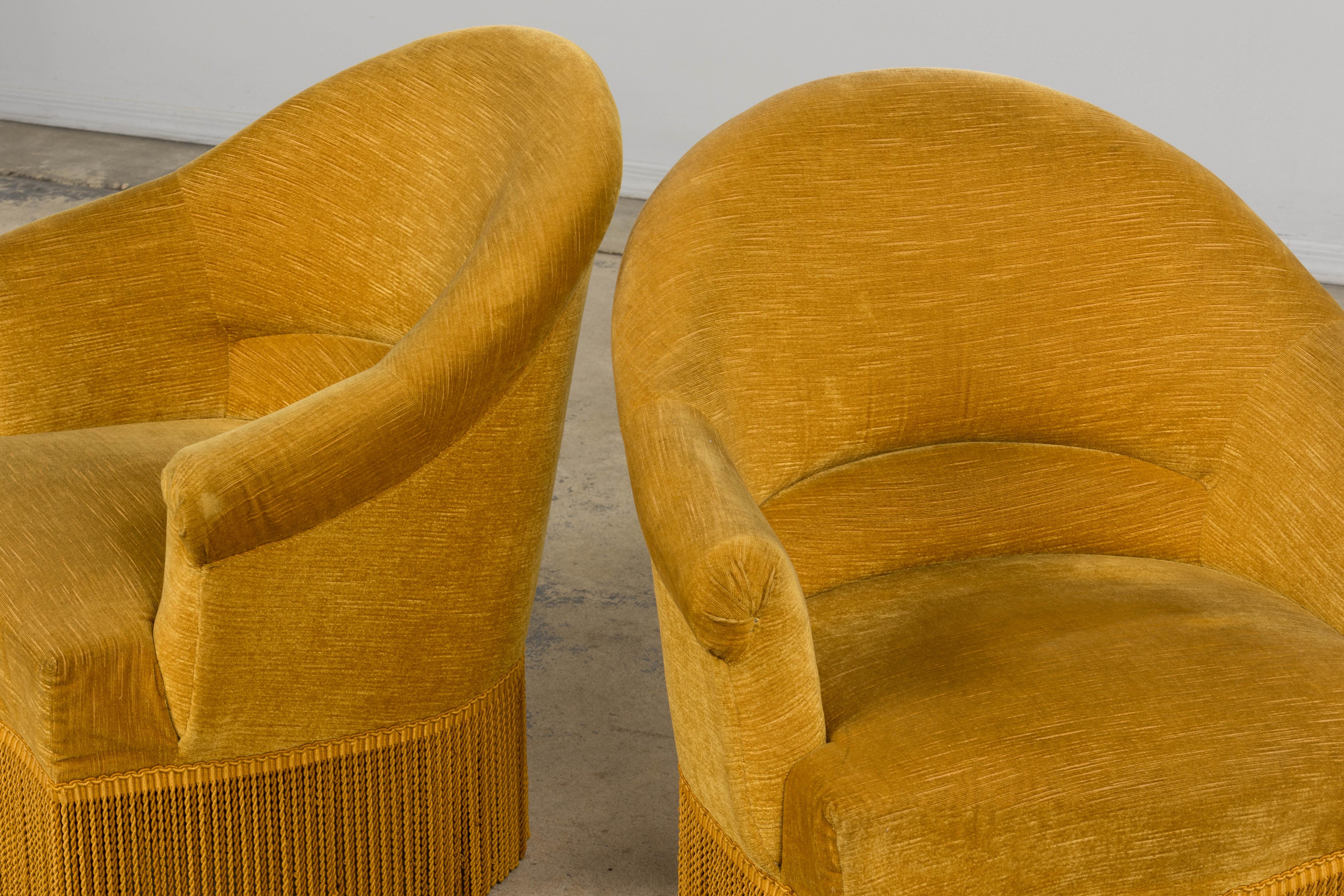 Fauteuils Crapaud de style Napoléon III en velours jaune d'or - une paire en vente 8