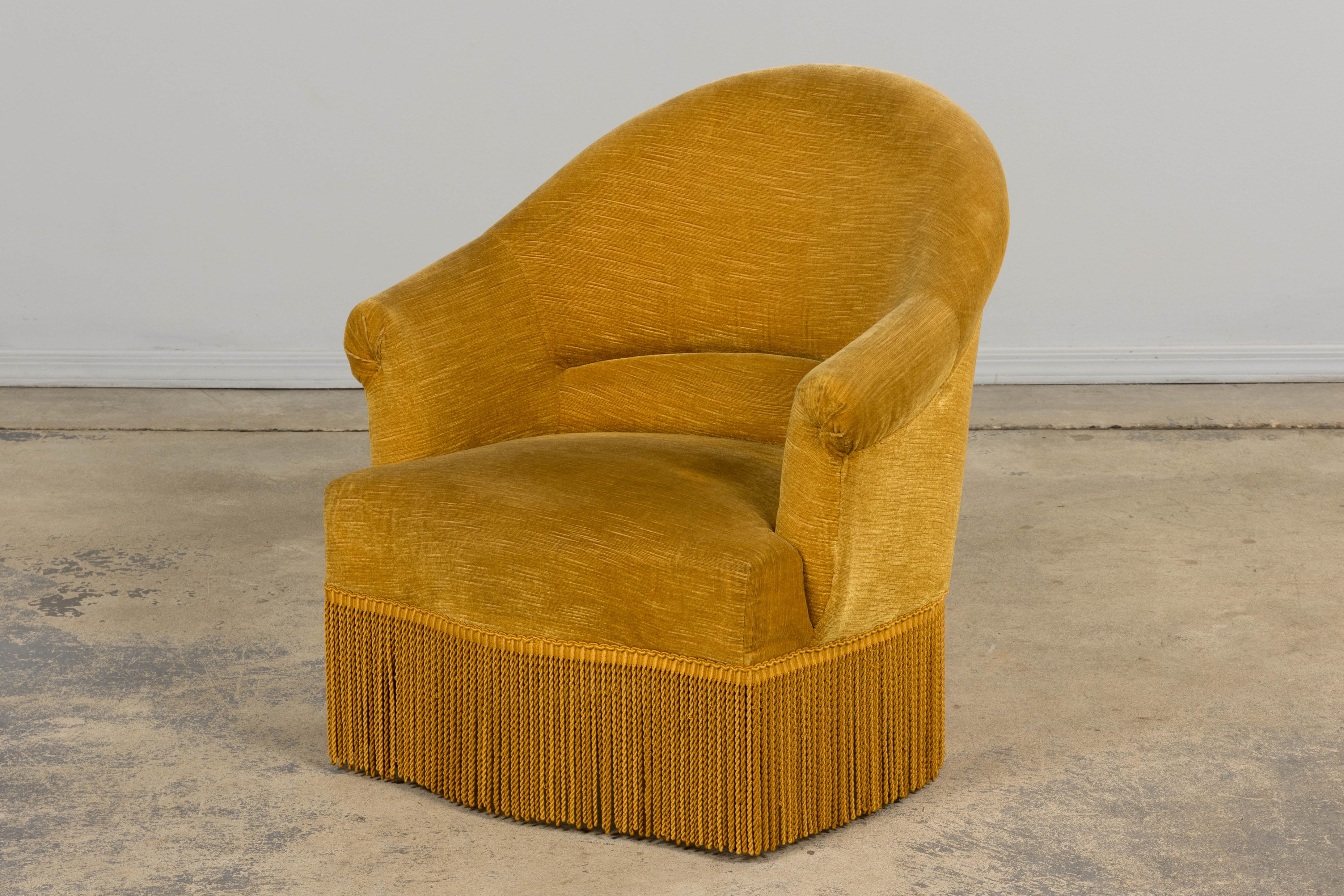 Fauteuils Crapaud de style Napoléon III en velours jaune d'or - une paire en vente 9