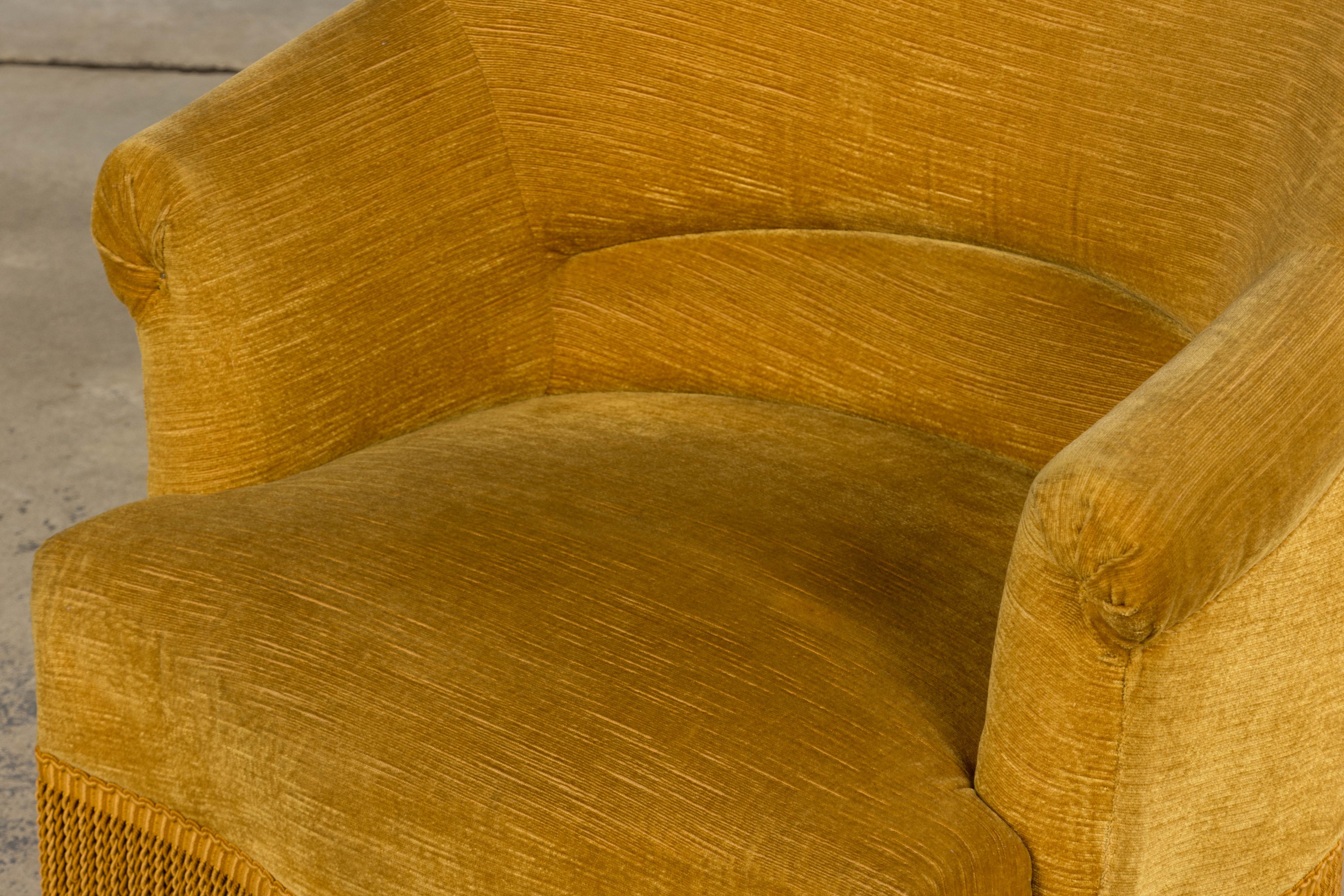 Fauteuils Crapaud de style Napoléon III en velours jaune d'or - une paire en vente 11