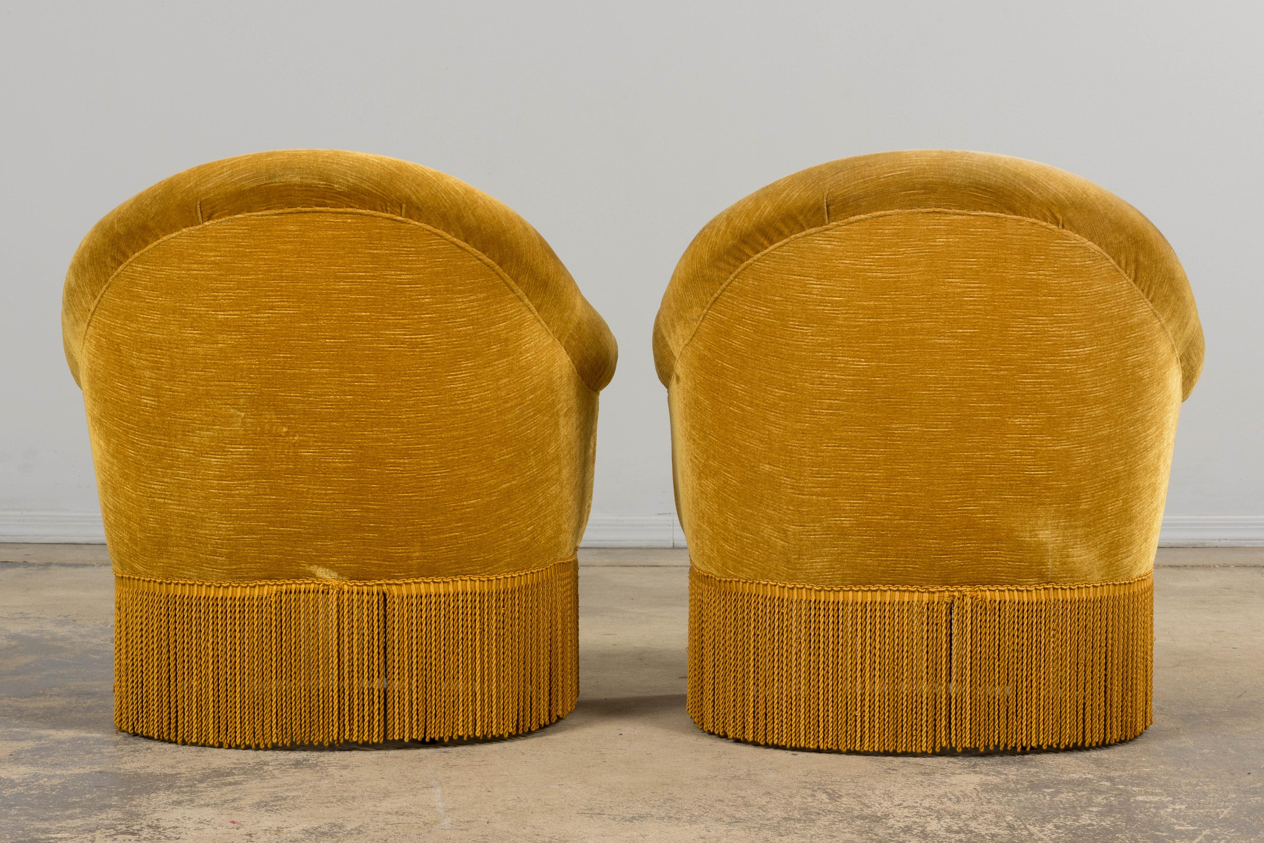 Fauteuils Crapaud de style Napoléon III en velours jaune d'or - une paire en vente 12