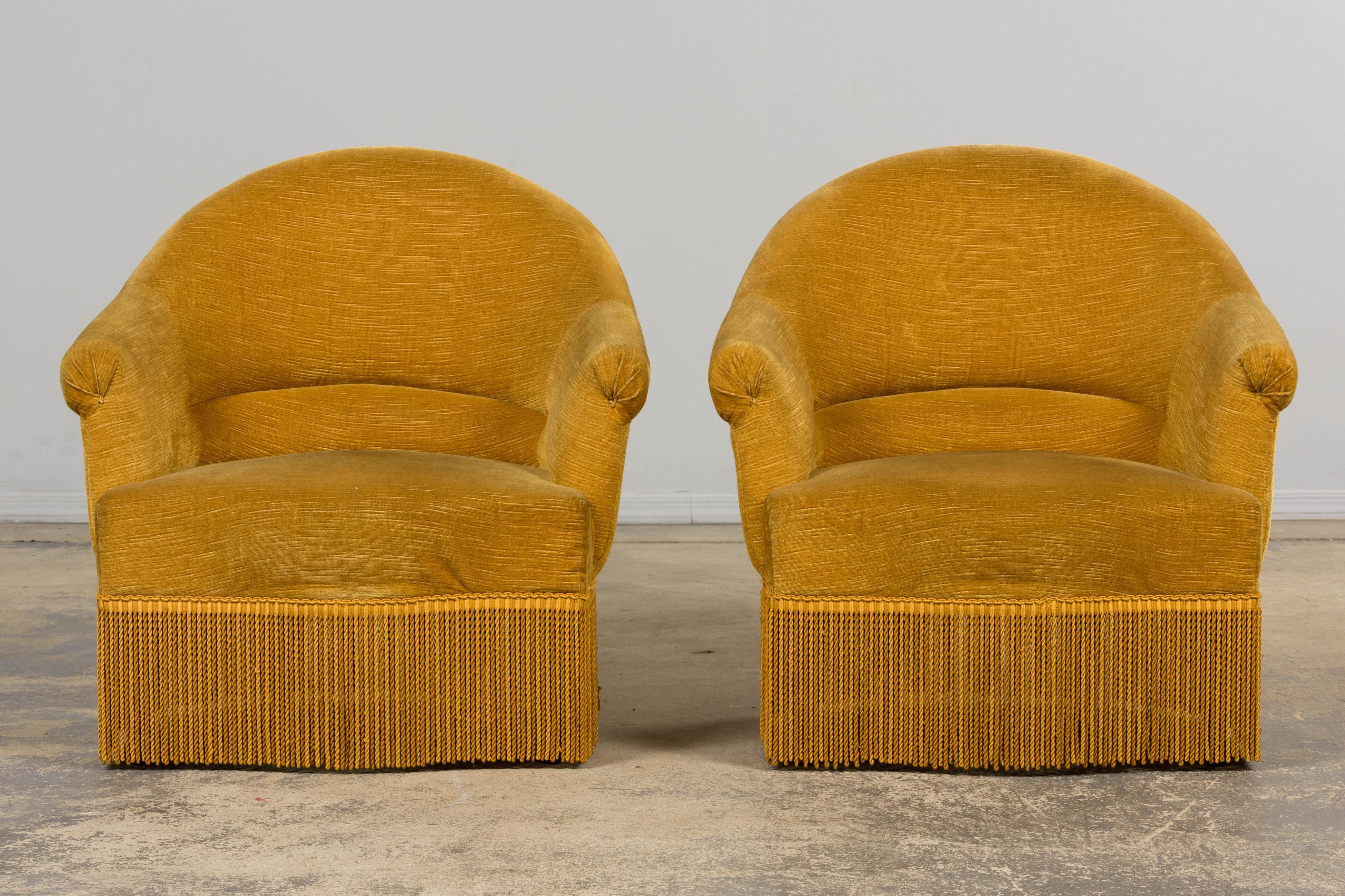 Une élégante paire de fauteuils crapauds de style Napoléon III, datant du milieu du 20e siècle, provenant de Provence, France. Les chaises présentent la silhouette enveloppante typique du style, avec des dossiers arrondis, des assises profondes et