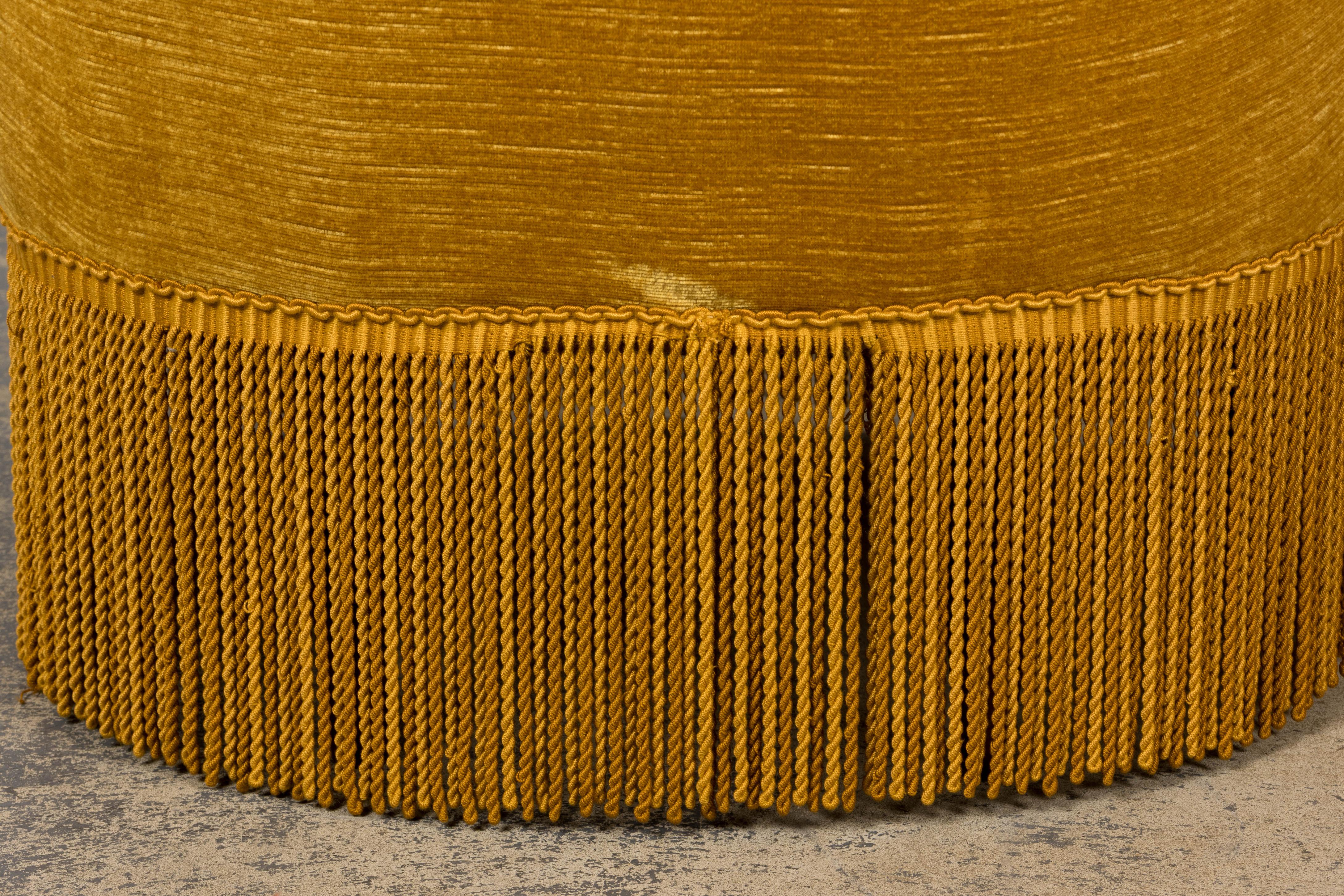 Fauteuils Crapaud de style Napoléon III en velours jaune d'or - une paire en vente 13