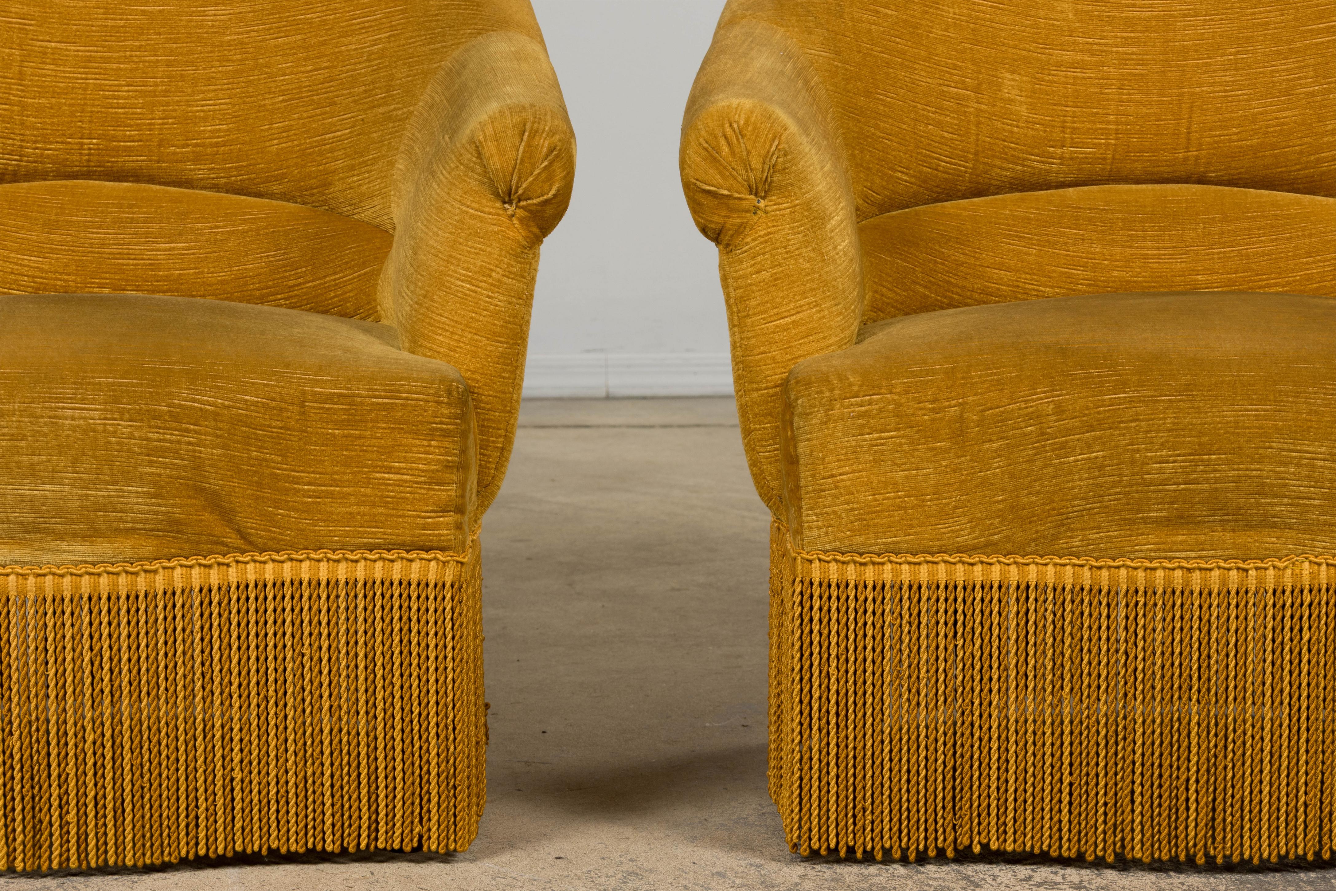 Français Fauteuils Crapaud de style Napoléon III en velours jaune d'or - une paire en vente