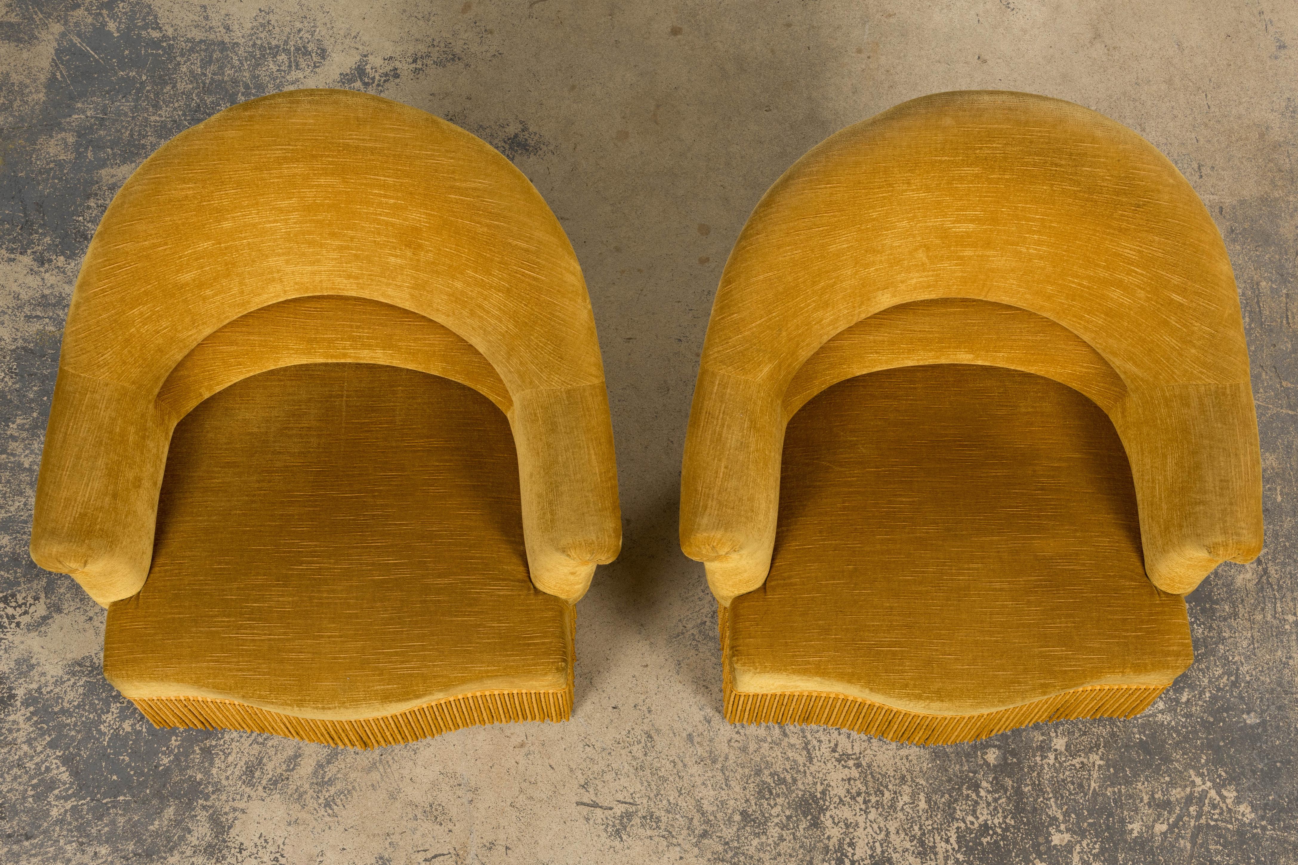 Fait main Fauteuils Crapaud de style Napoléon III en velours jaune d'or - une paire en vente