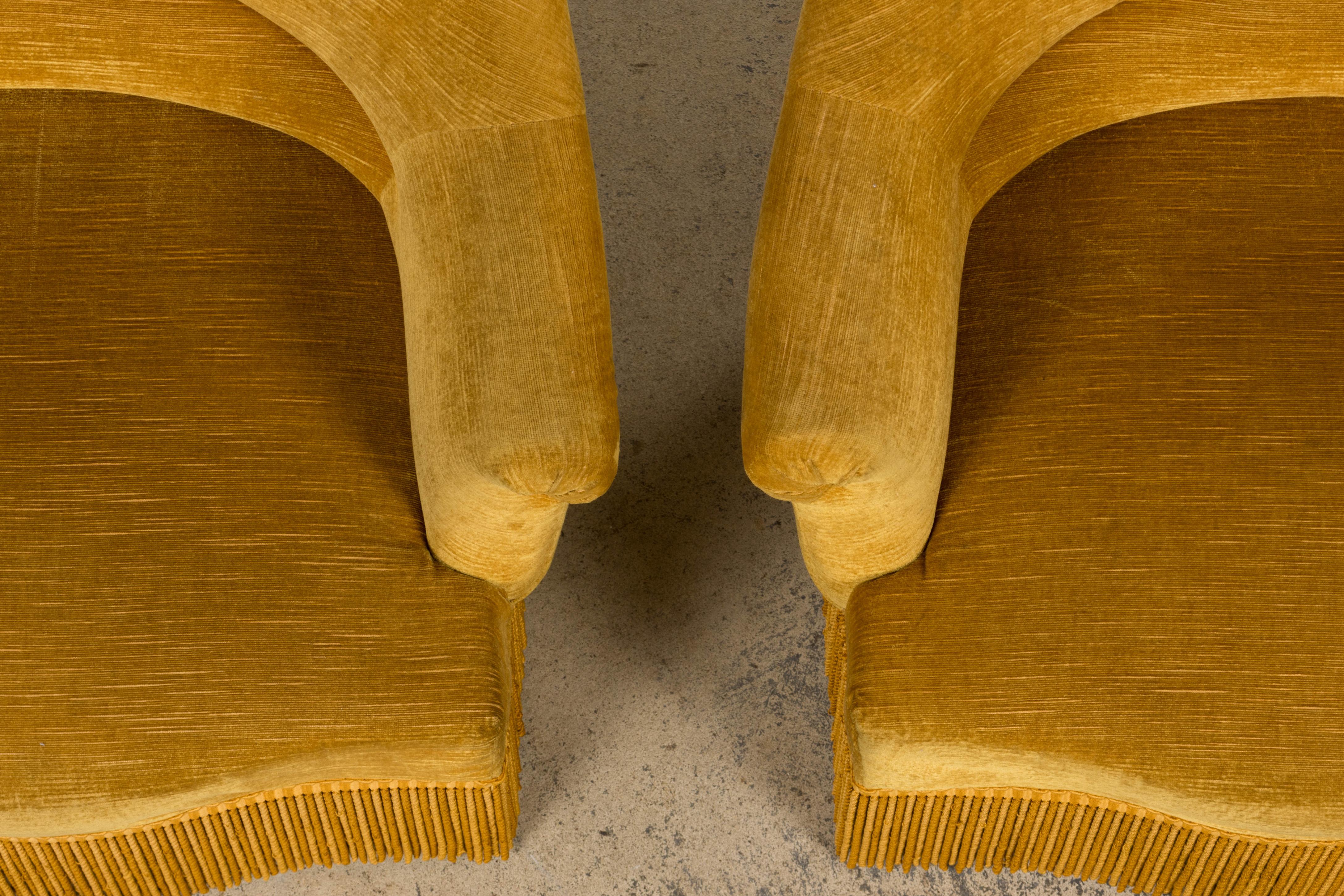 Fauteuils Crapaud de style Napoléon III en velours jaune d'or - une paire Bon état - En vente à Astoria, NY