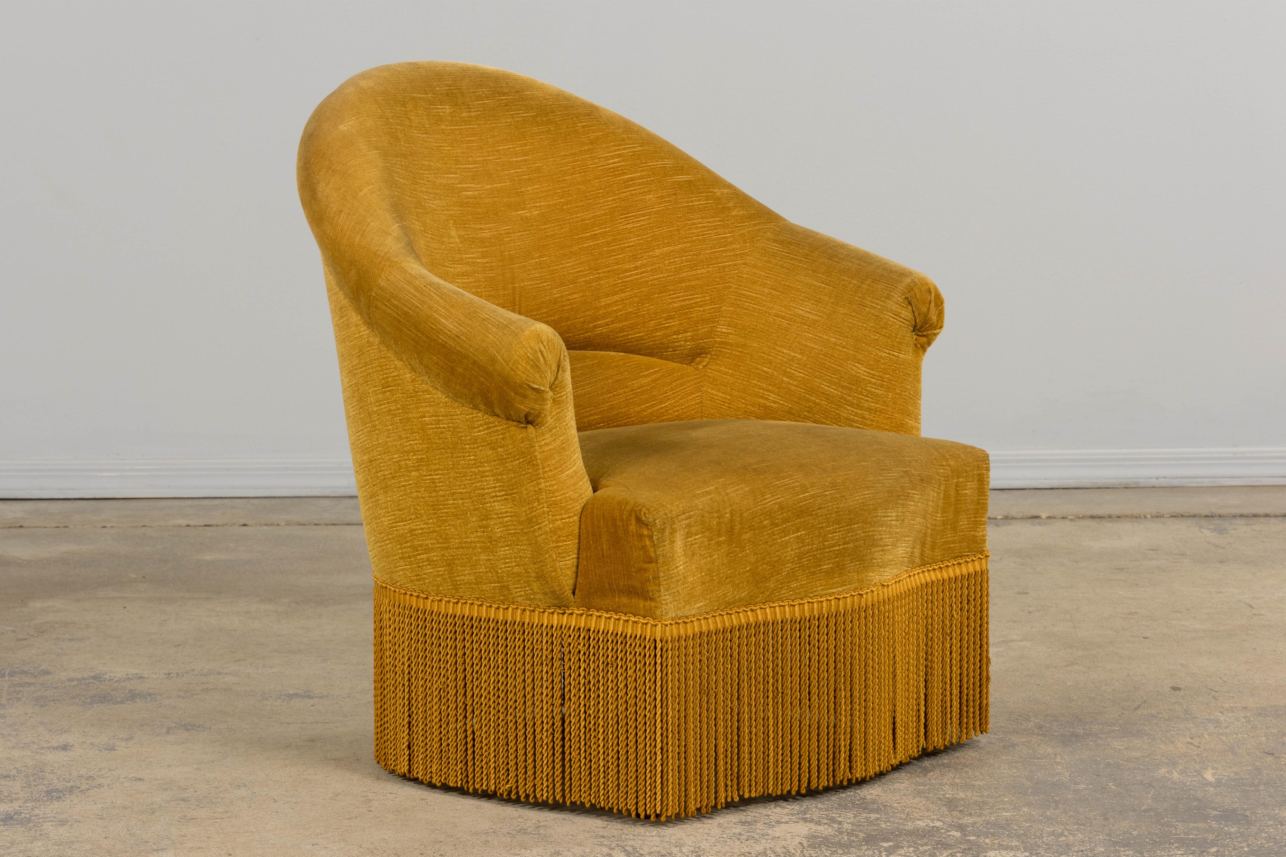 20ième siècle Fauteuils Crapaud de style Napoléon III en velours jaune d'or - une paire en vente