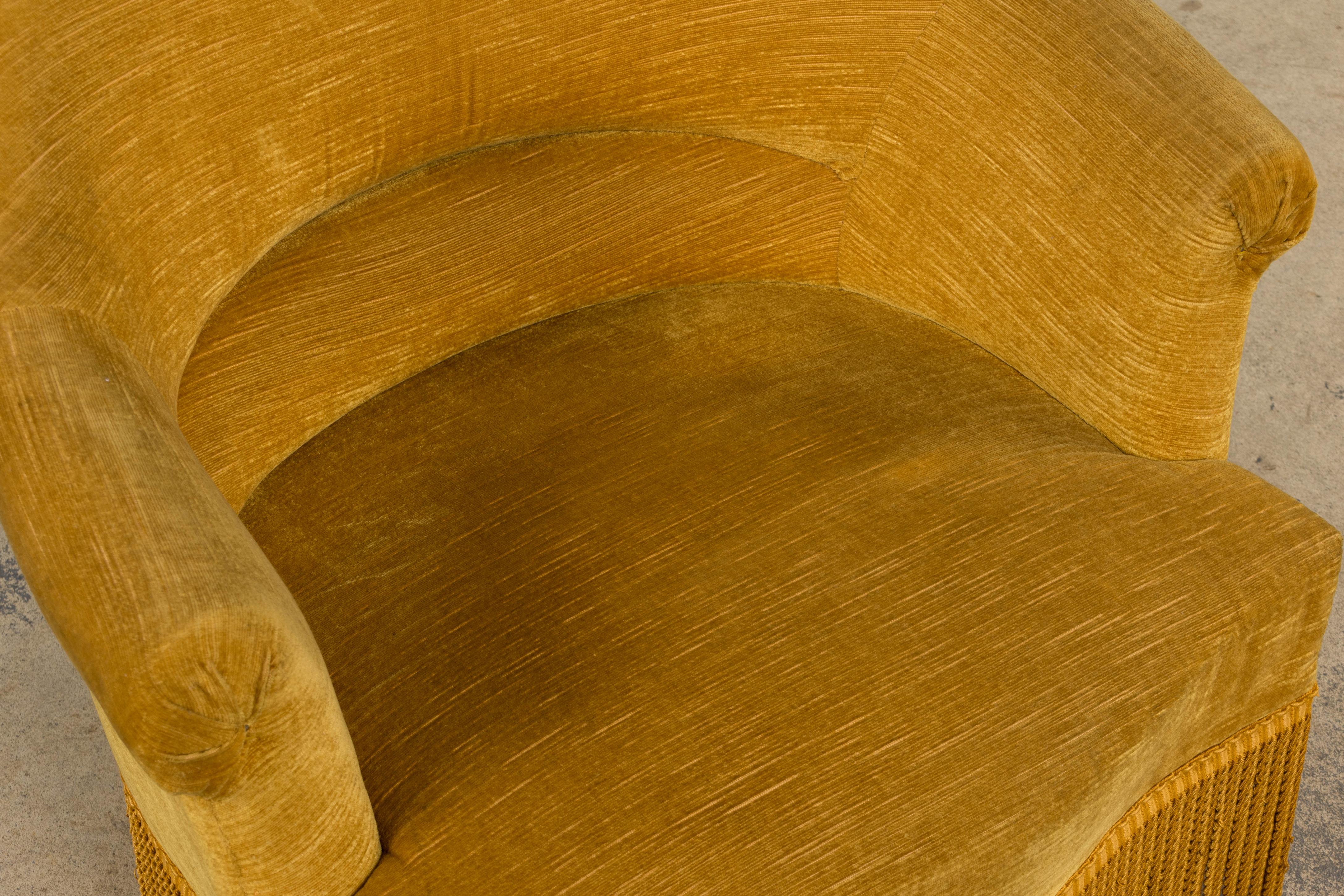 Velours Fauteuils Crapaud de style Napoléon III en velours jaune d'or - une paire en vente