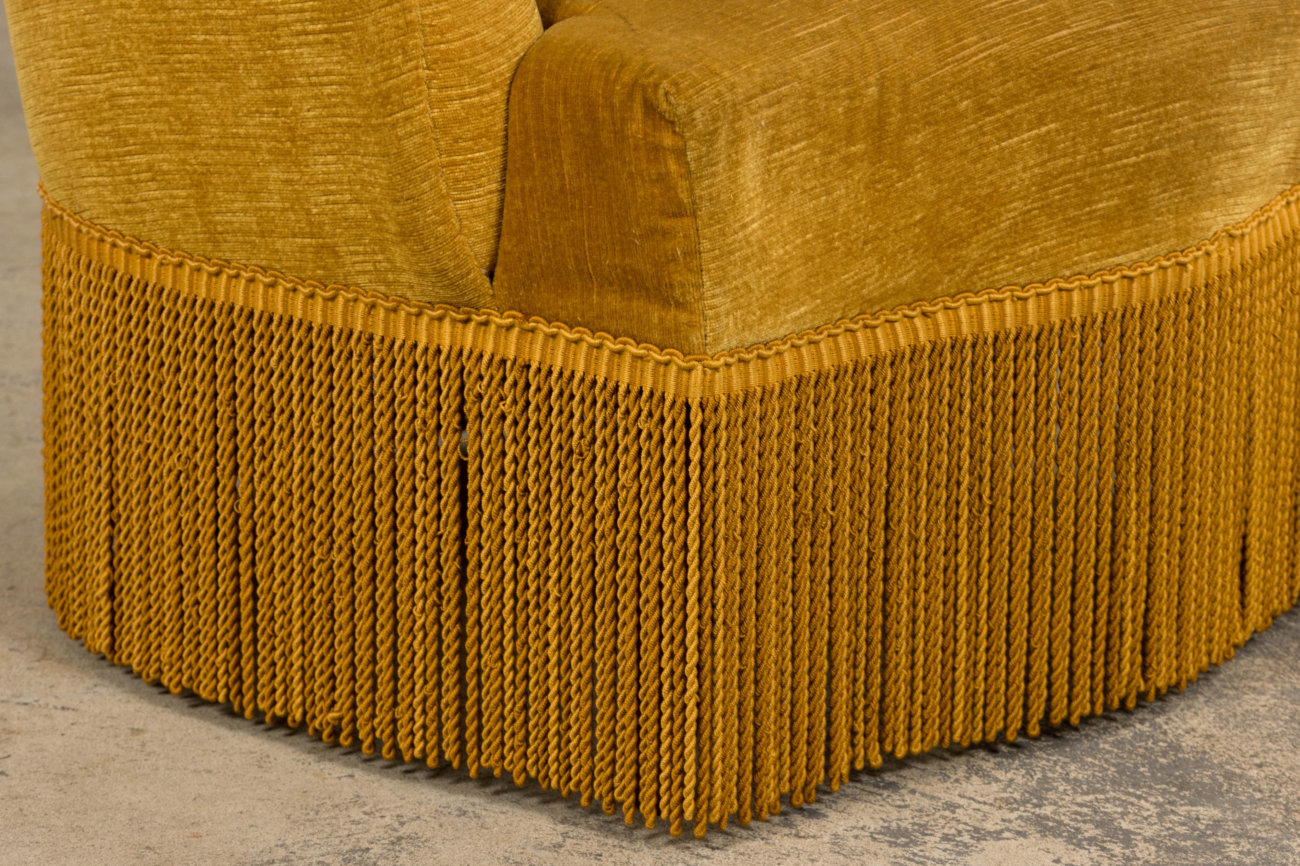 Fauteuils Crapaud de style Napoléon III en velours jaune d'or - une paire en vente 1