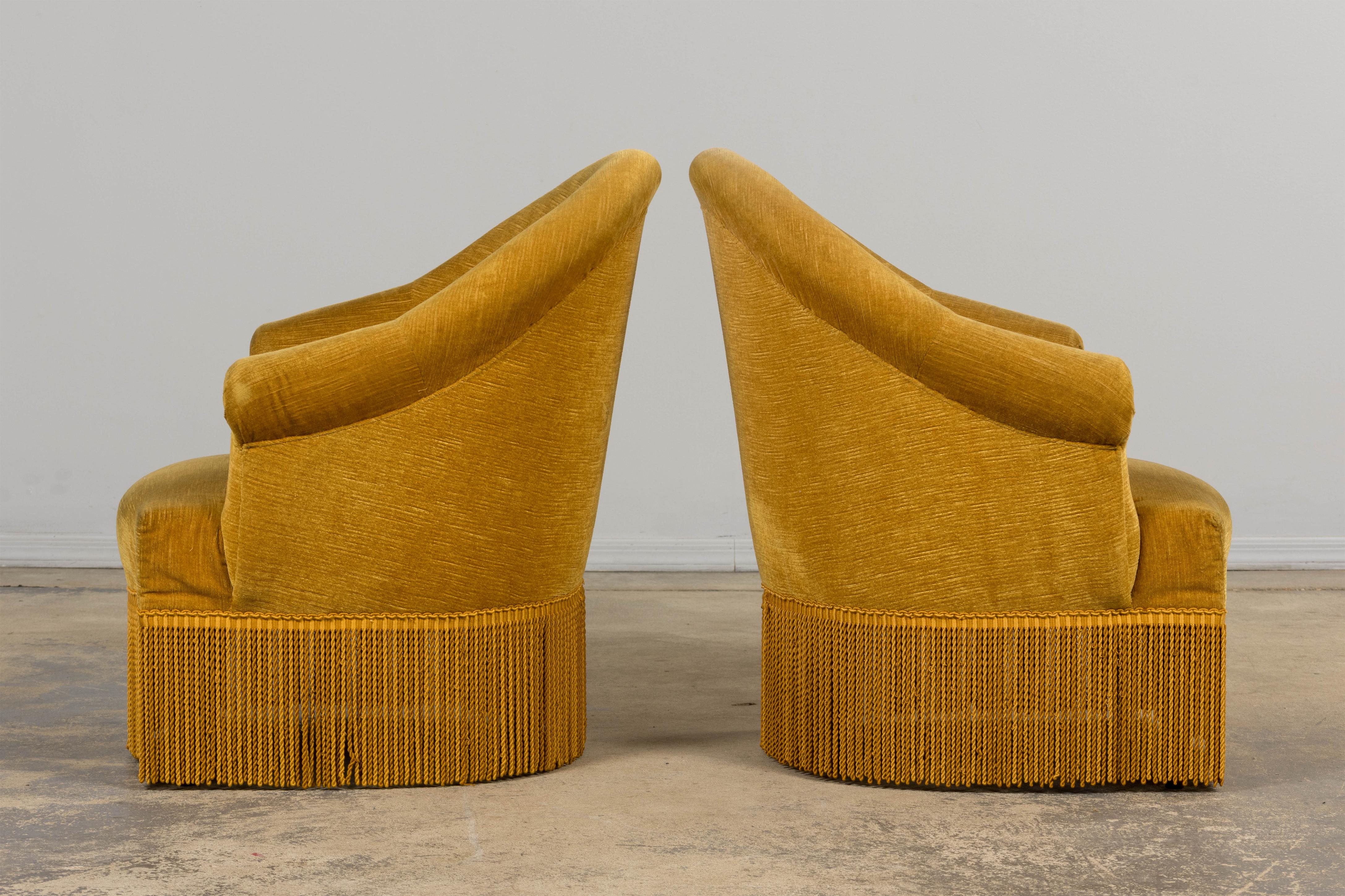 Fauteuils Crapaud de style Napoléon III en velours jaune d'or - une paire en vente 2