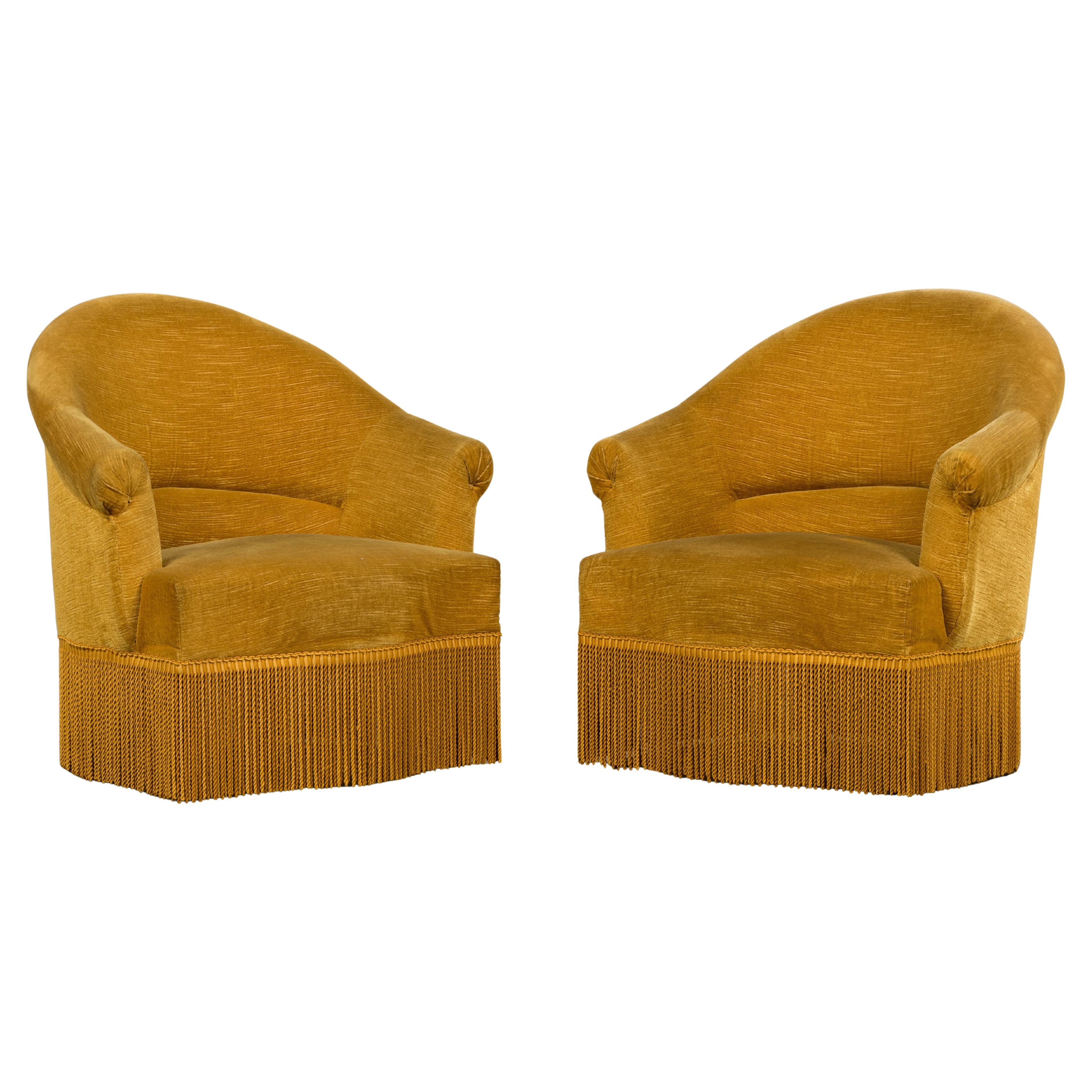 Fauteuils Crapaud de style Napoléon III en velours jaune d'or - une paire en vente