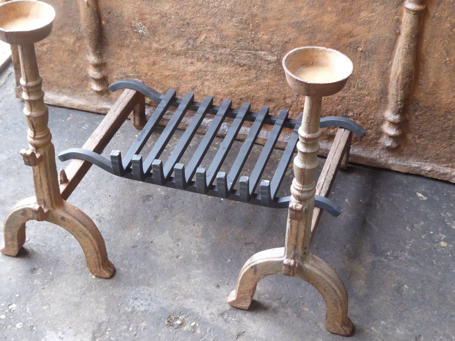 Griglia da fuoco francese del XX secolo in stile Napoleone III. Realizzato con androni in ghisa e una griglia forgiata di recente. Le condizioni sono buone. 

La larghezza anteriore è di 68,5 cm.