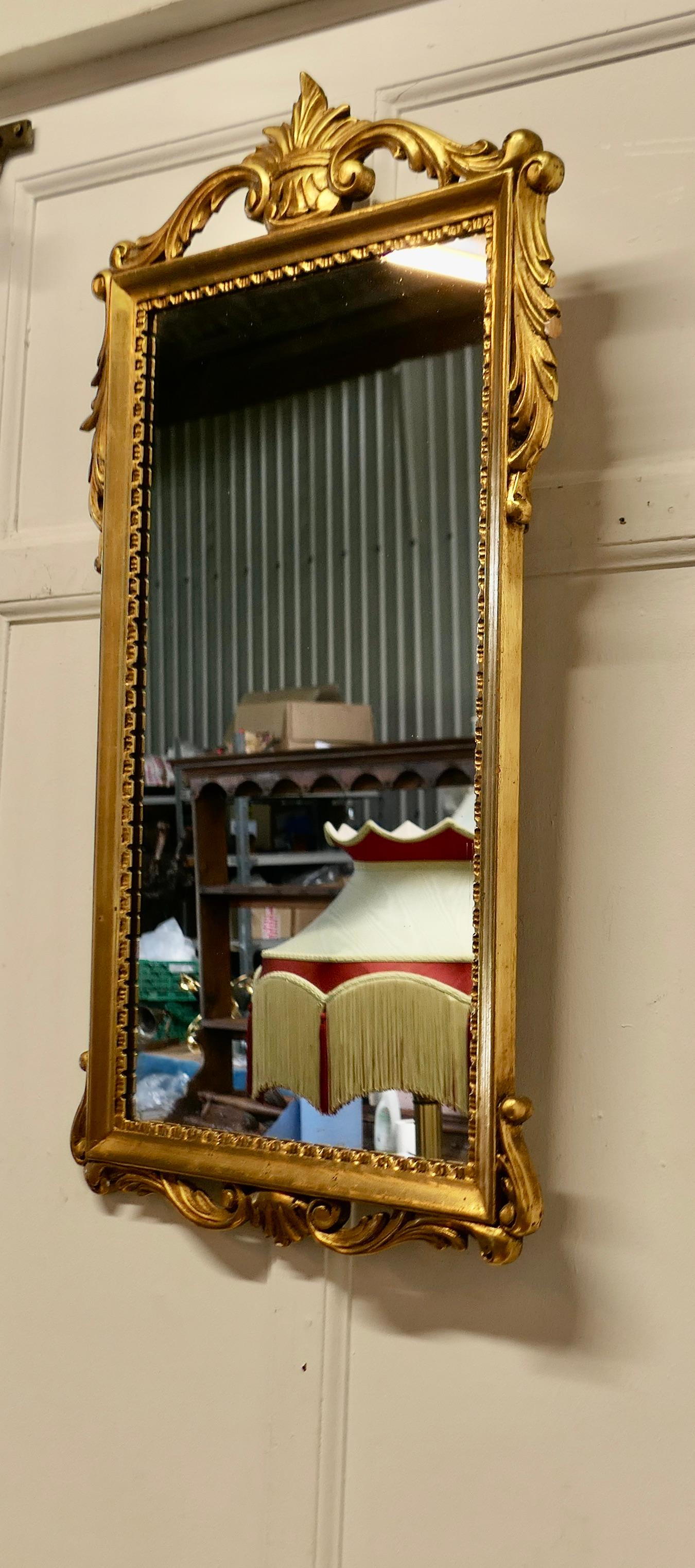 Miroir mural français de style Napoléon III, doré, à couronne   C'est très attrayant Bon état - En vente à Godshill, Isle of Wight