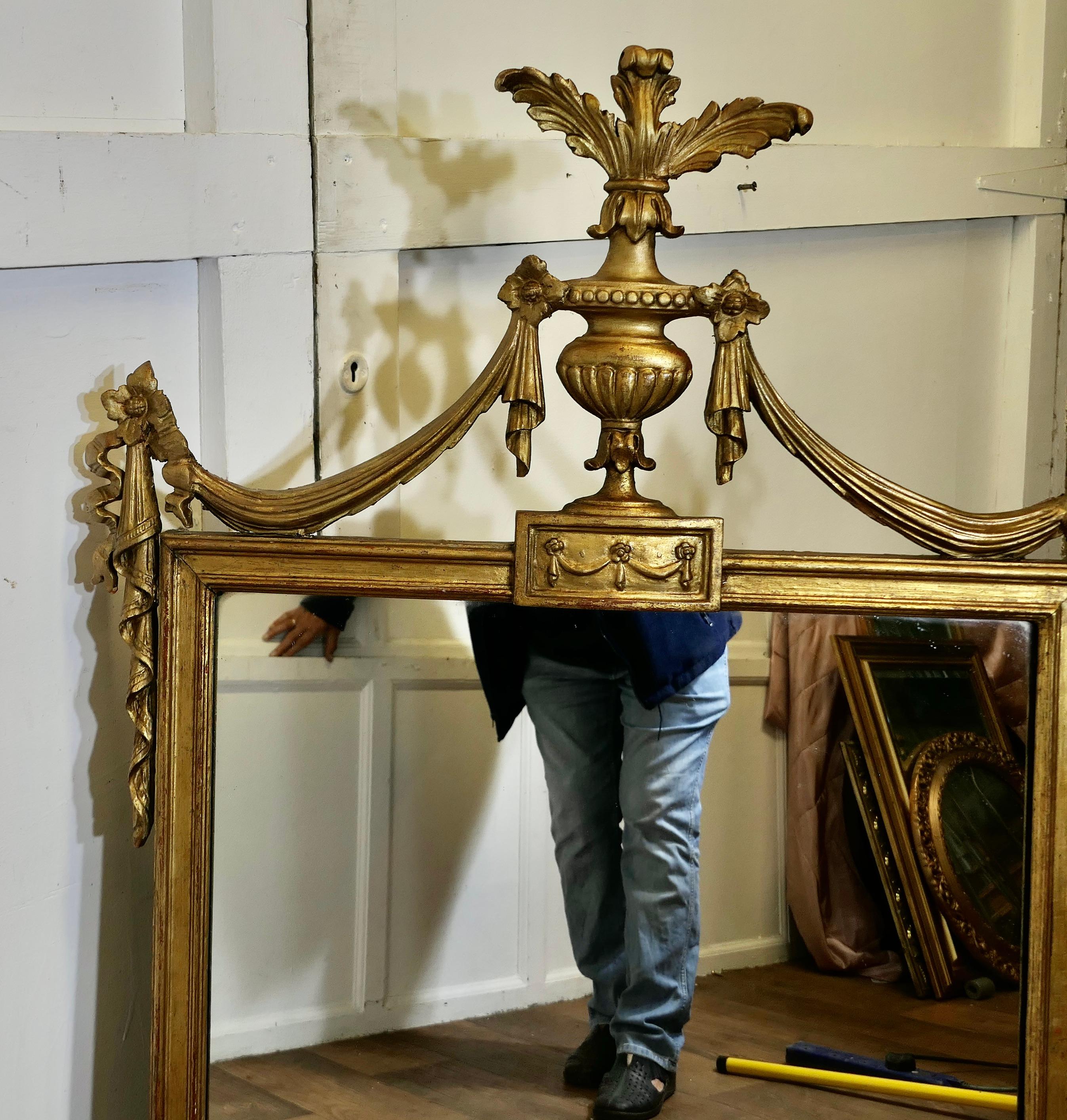 Legno dorato Specchio da parete dorato in stile Napoleone III in vendita