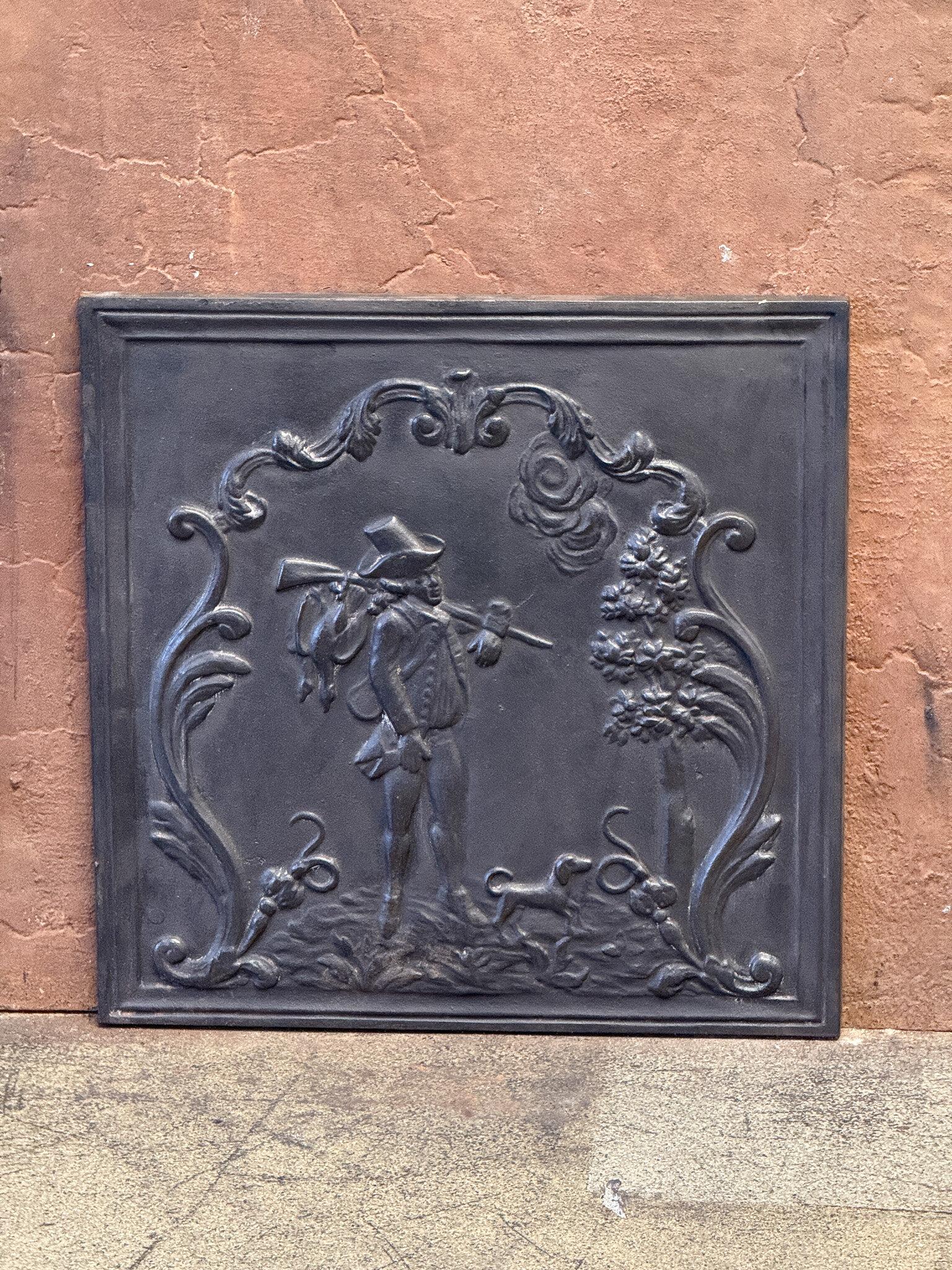 20th century French Napoleon III Style 'Hunter' Fireback / Backsplash with a hunting scene. 

The fireback is made of cast iron and has a black / pewter patina. It is in good condition and does not have cracks.