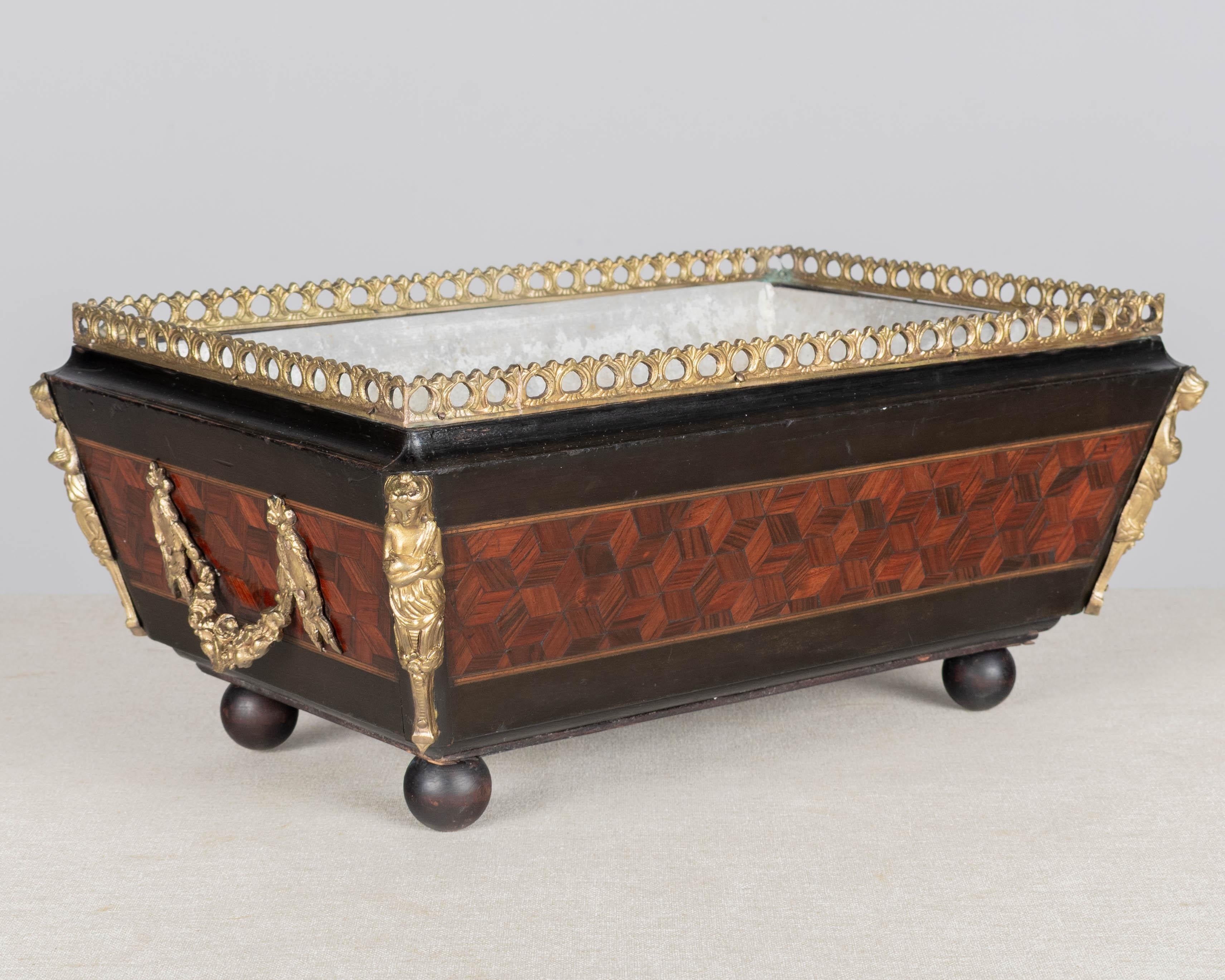 Un jardinière francese Napoleone III dei primi del Novecento con impiallacciatura intarsiata di mogano. Montato in bronzo con due maniglie, galleria e finiture. Rivestimento originale in zinco. Una bellissima fioriera per esporre le orchidee. Nel