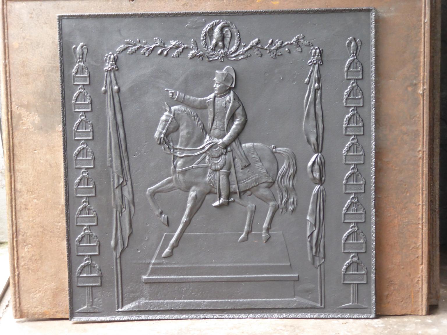 Plaque de cheminée française du 20e siècle de style Napoléon III représentant Napoléon sur son cheval.

La plaque de cheminée est en fonte et a une patine noire/étain. Il est en bon état et ne présente pas de fissures.