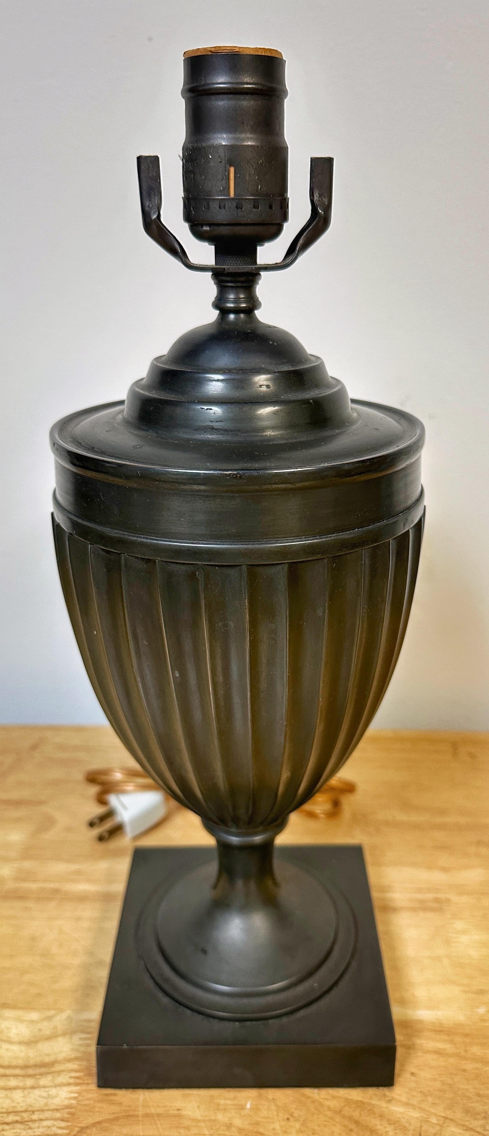 Bronzo neoclassico francese in stile Napoleone III  Urna scanalata in vendita 4