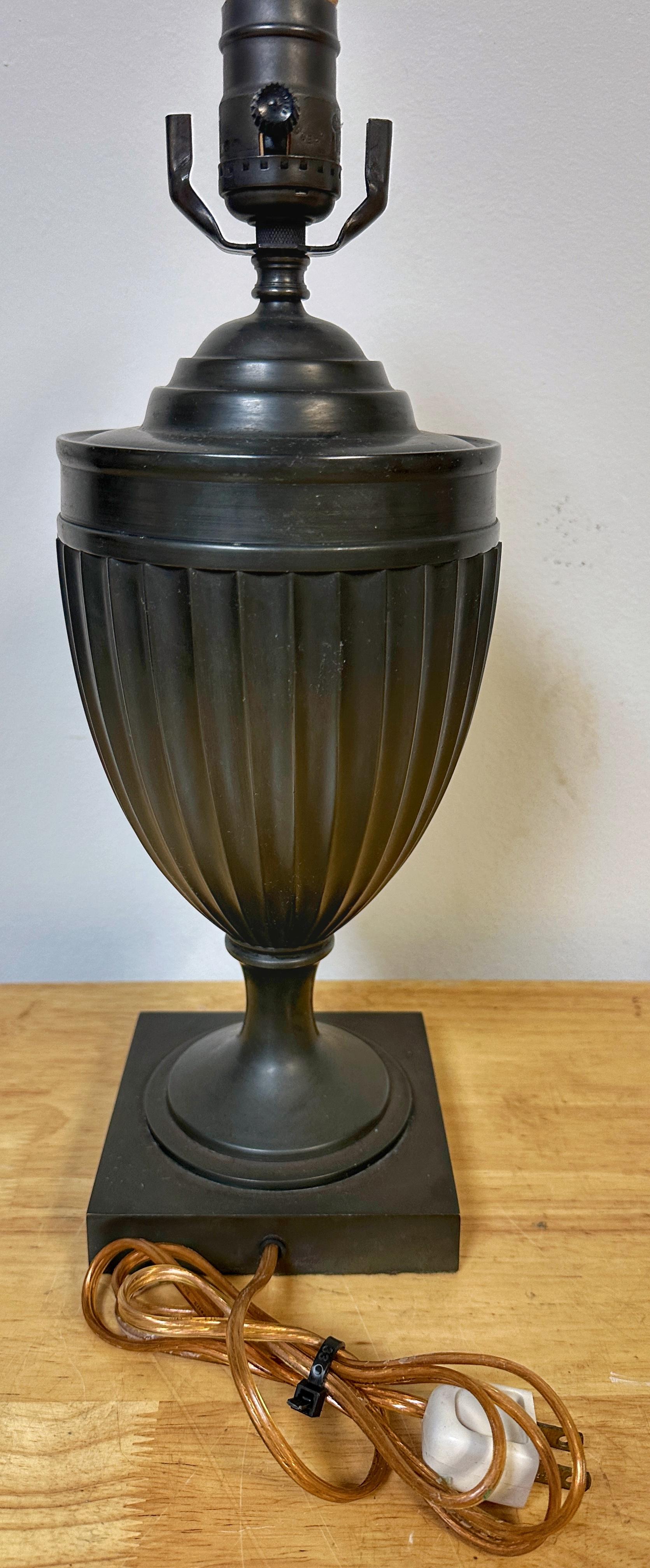 Bronzo neoclassico francese in stile Napoleone III  Urna scanalata in vendita 5