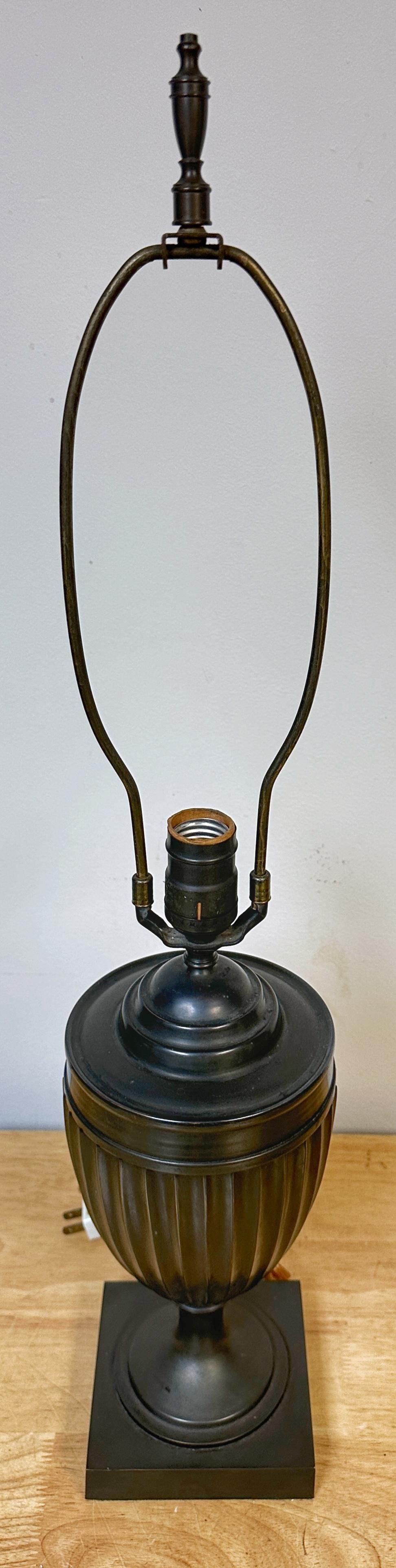 Urna scanalata in bronzo neoclassica francese in stile Napoleone III, ora come lampada

Francia, fine XIX/inizio XX secolo

Questa elegante lampada neoclassica francese in stile Napoleone III, originariamente un'urna scanalata in bronzo, incarna la