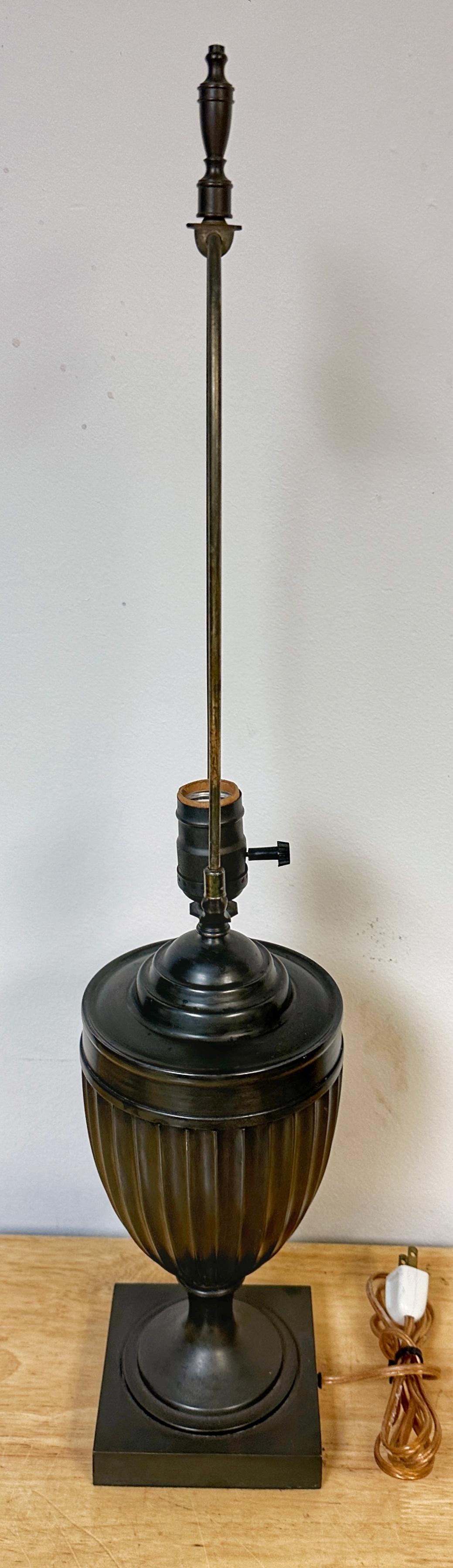 Francese Bronzo neoclassico francese in stile Napoleone III  Urna scanalata in vendita
