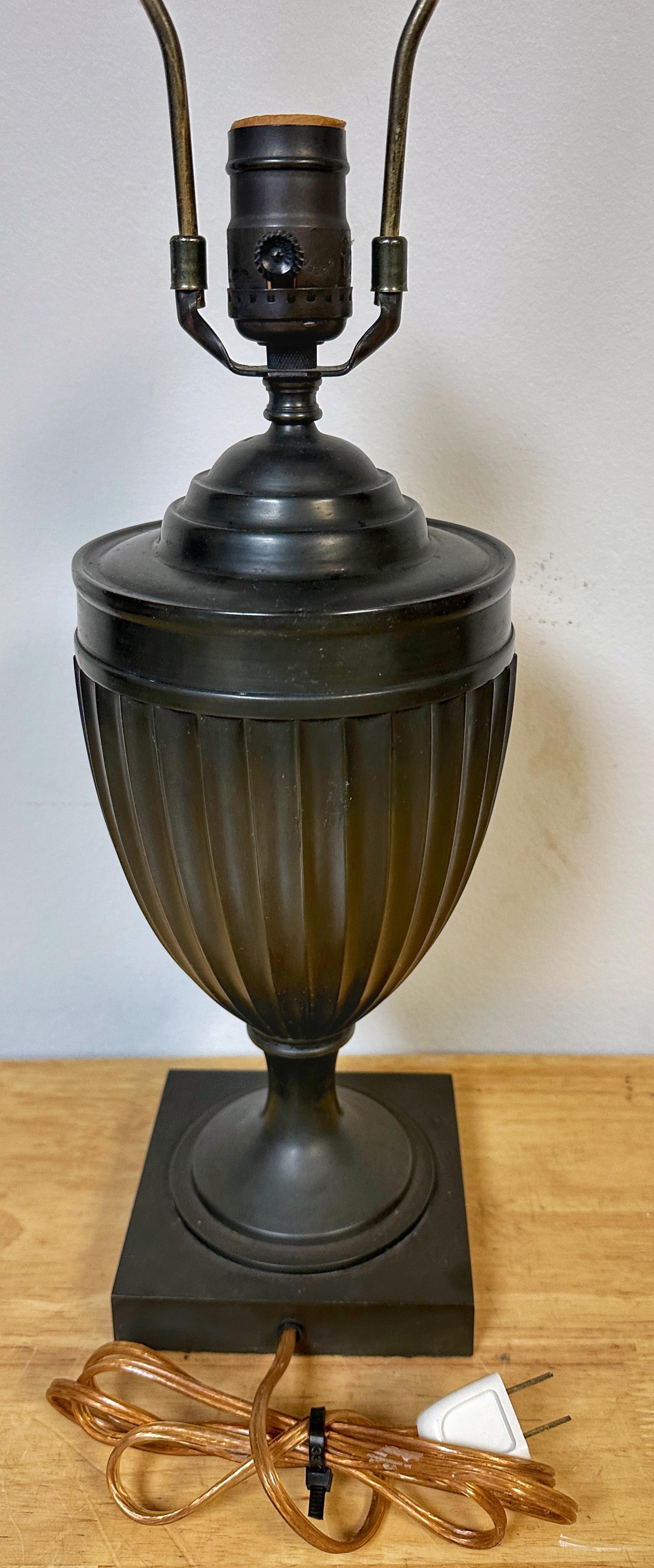 XX secolo Bronzo neoclassico francese in stile Napoleone III  Urna scanalata in vendita