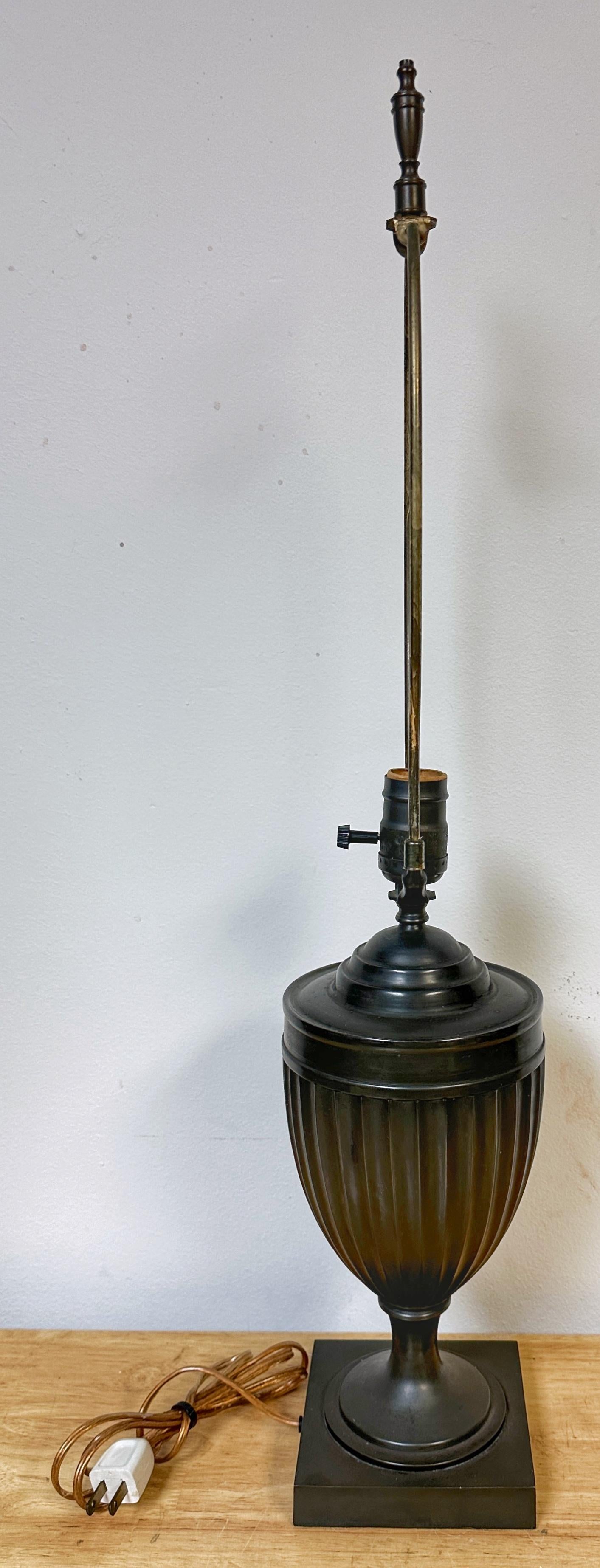 Bronzo neoclassico francese in stile Napoleone III  Urna scanalata in vendita 1