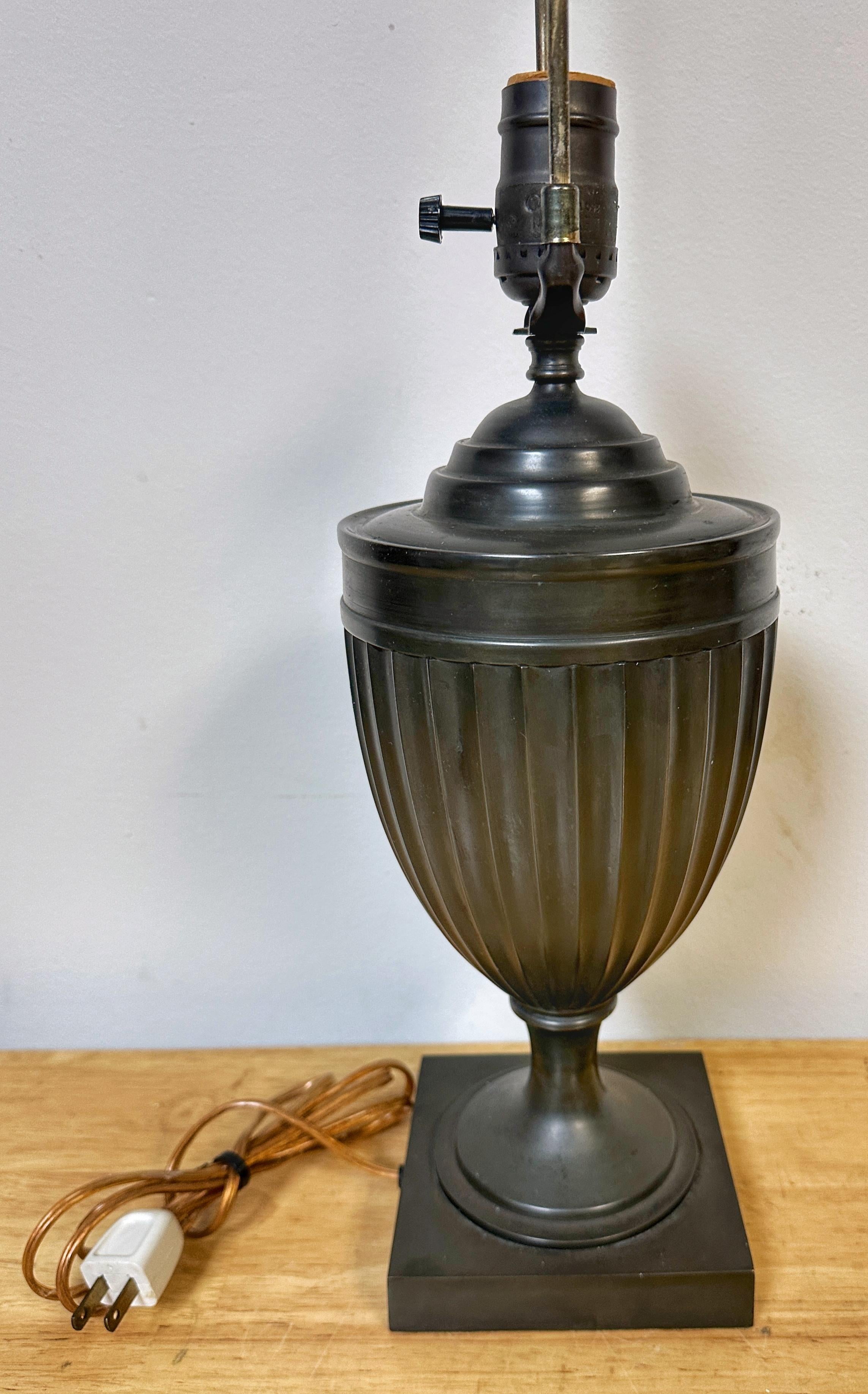 Bronzo neoclassico francese in stile Napoleone III  Urna scanalata in vendita 2