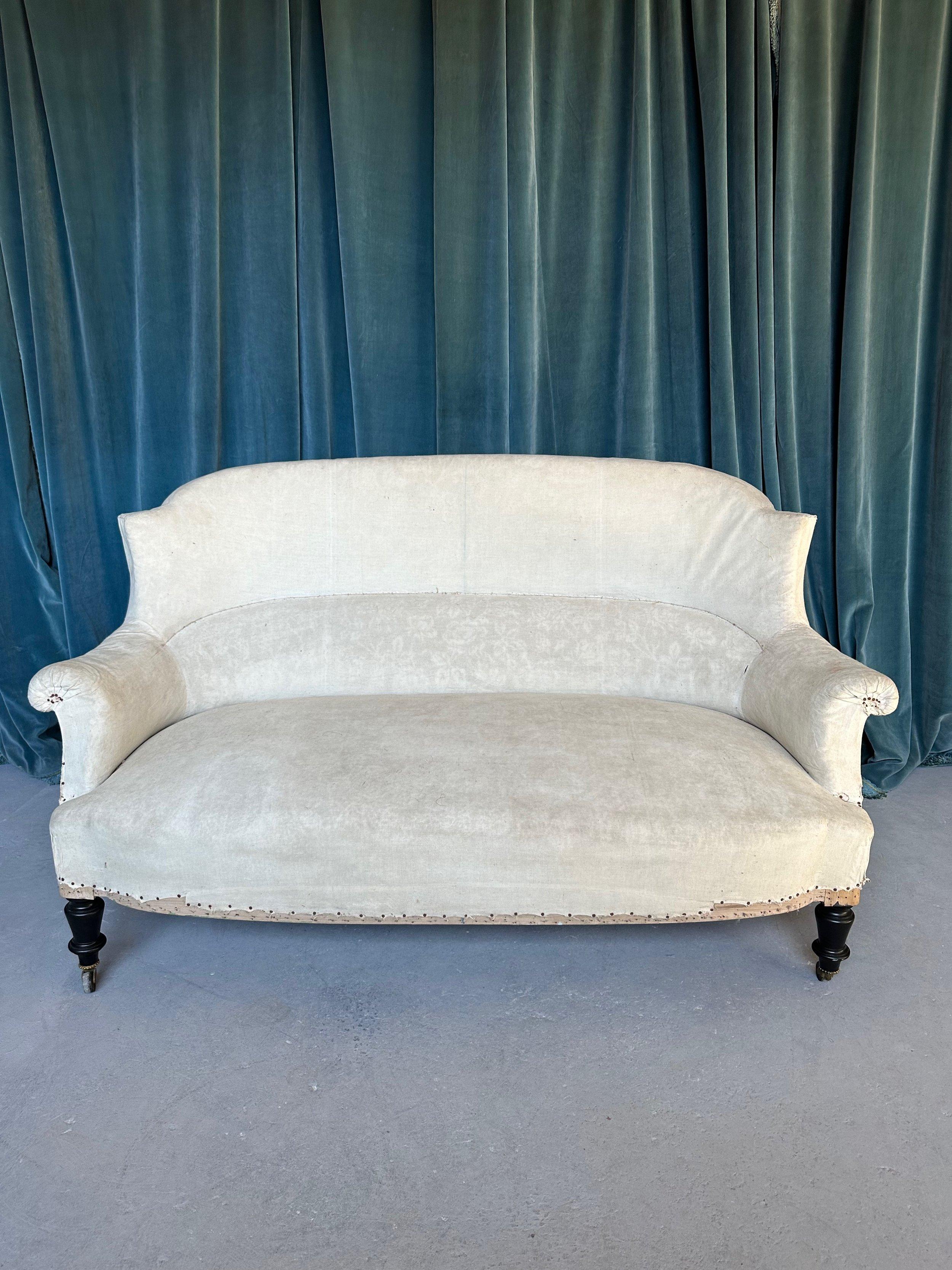 French Napoleon III Style Settee In Good Condition For Sale In Buchanan, NY