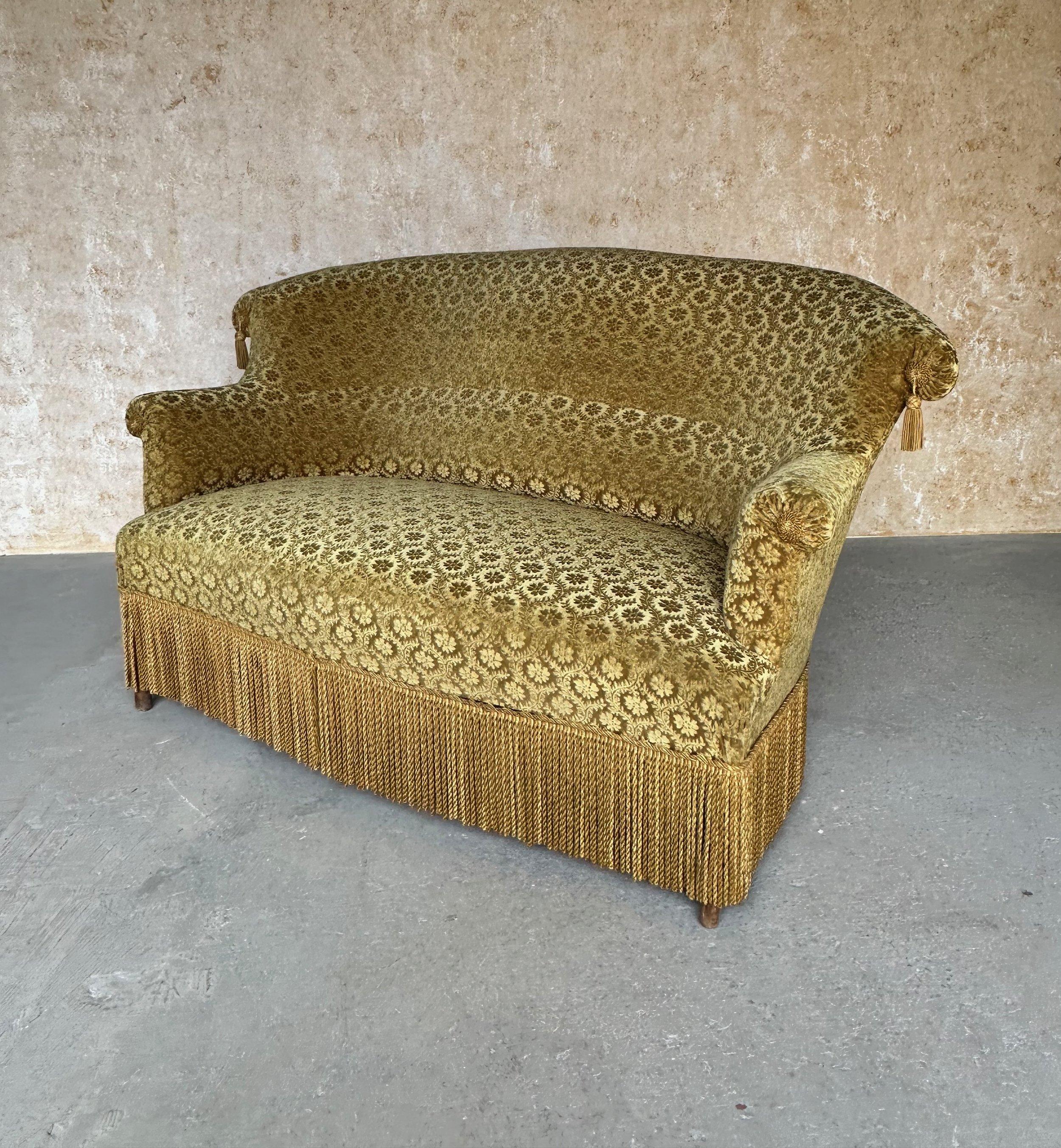 Dieses elegante französische Napoleon-III-Sofa ist mit einem plüschigen, floral gemusterten, goldenen Samt mit Quastenverzierungen und passenden Bullionfransen gepolstert. Die schön geschwungene Rückenlehne und die eingebaute Lendenwirbelstütze, die