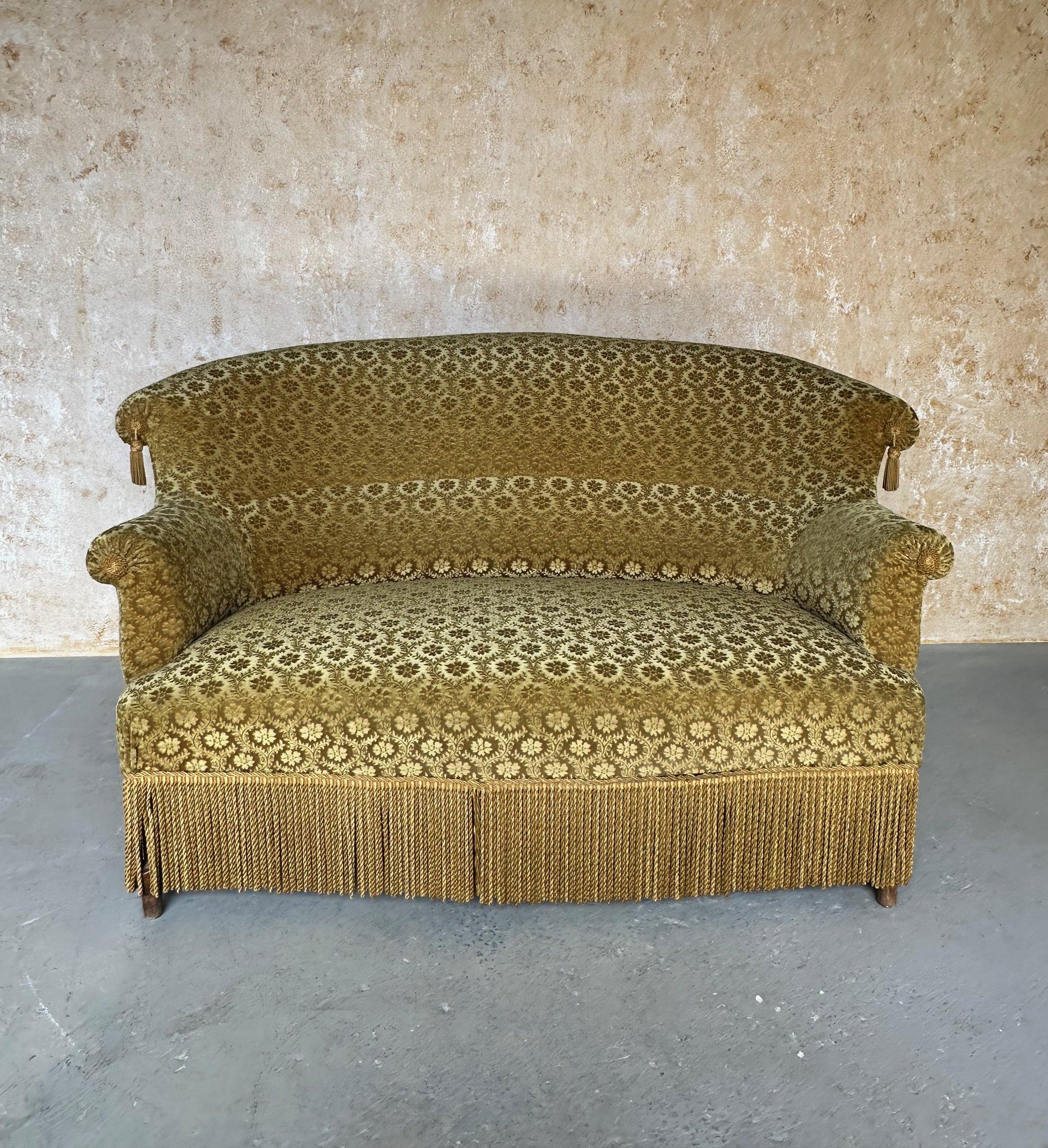 Canapé français de style Napoléon III en velours doré Bon état - En vente à Buchanan, NY