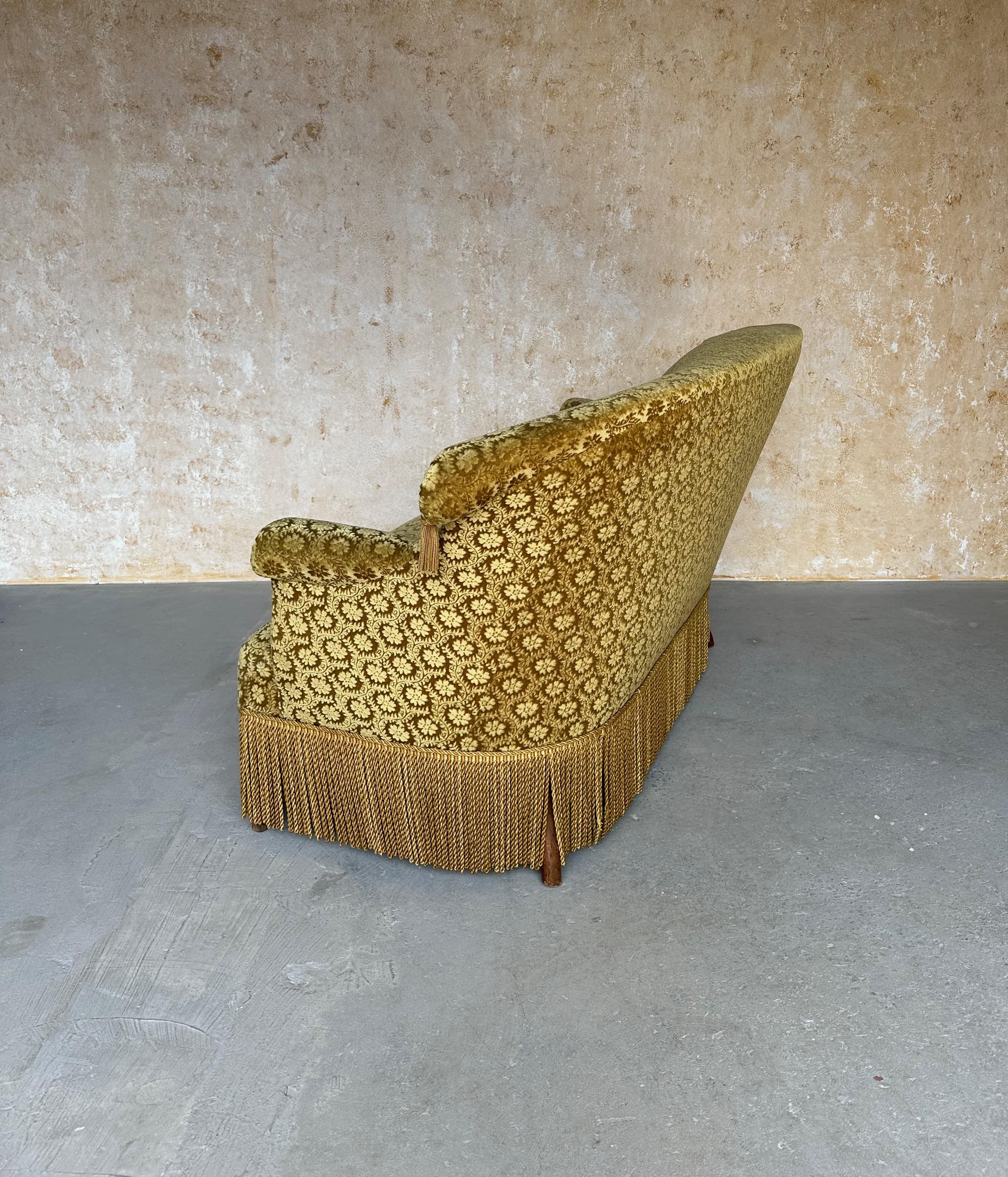 Divano francese in stile Napoleone III in velluto dorato vintage in vendita 7