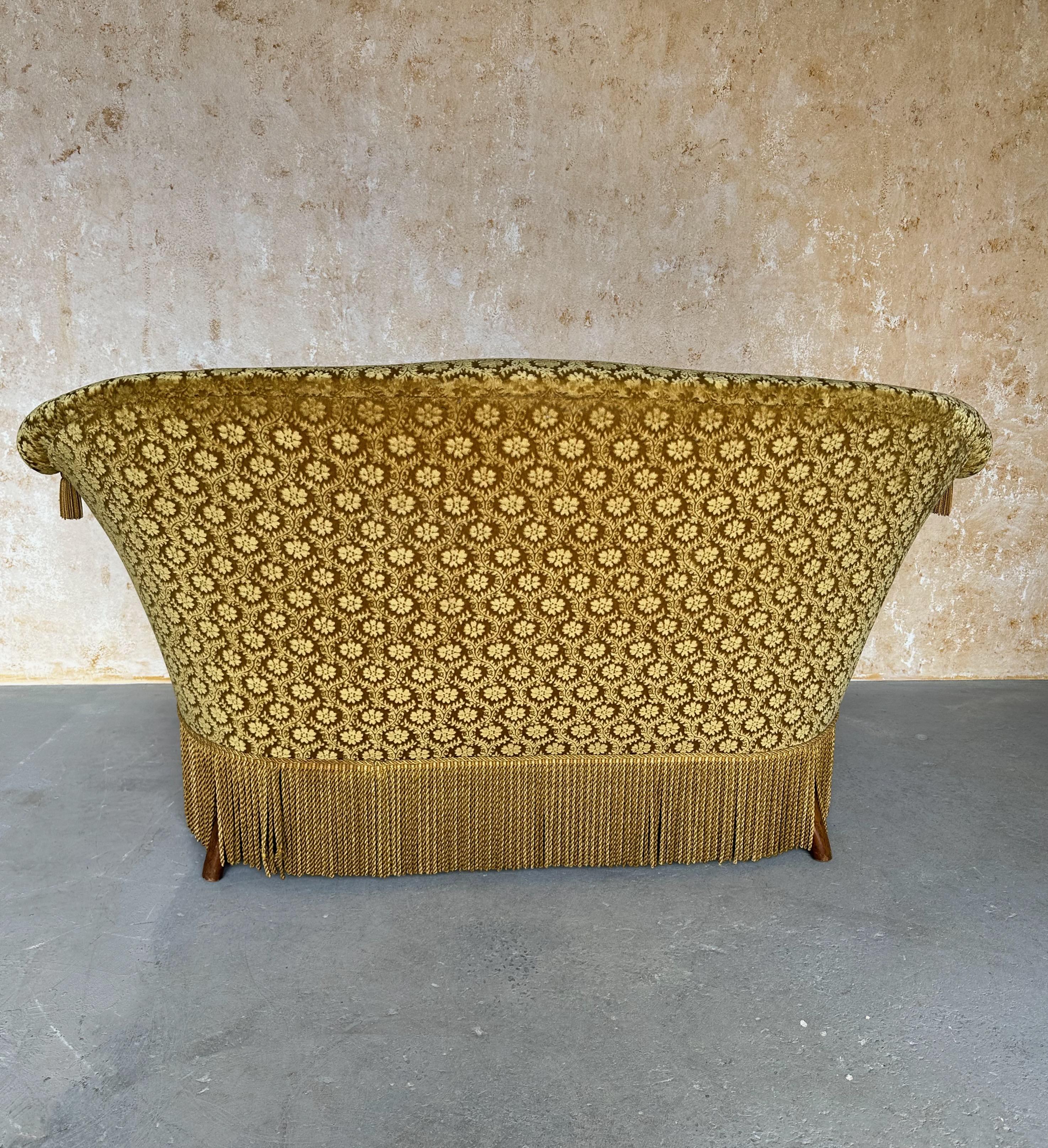 Divano francese in stile Napoleone III in velluto dorato vintage in vendita 9