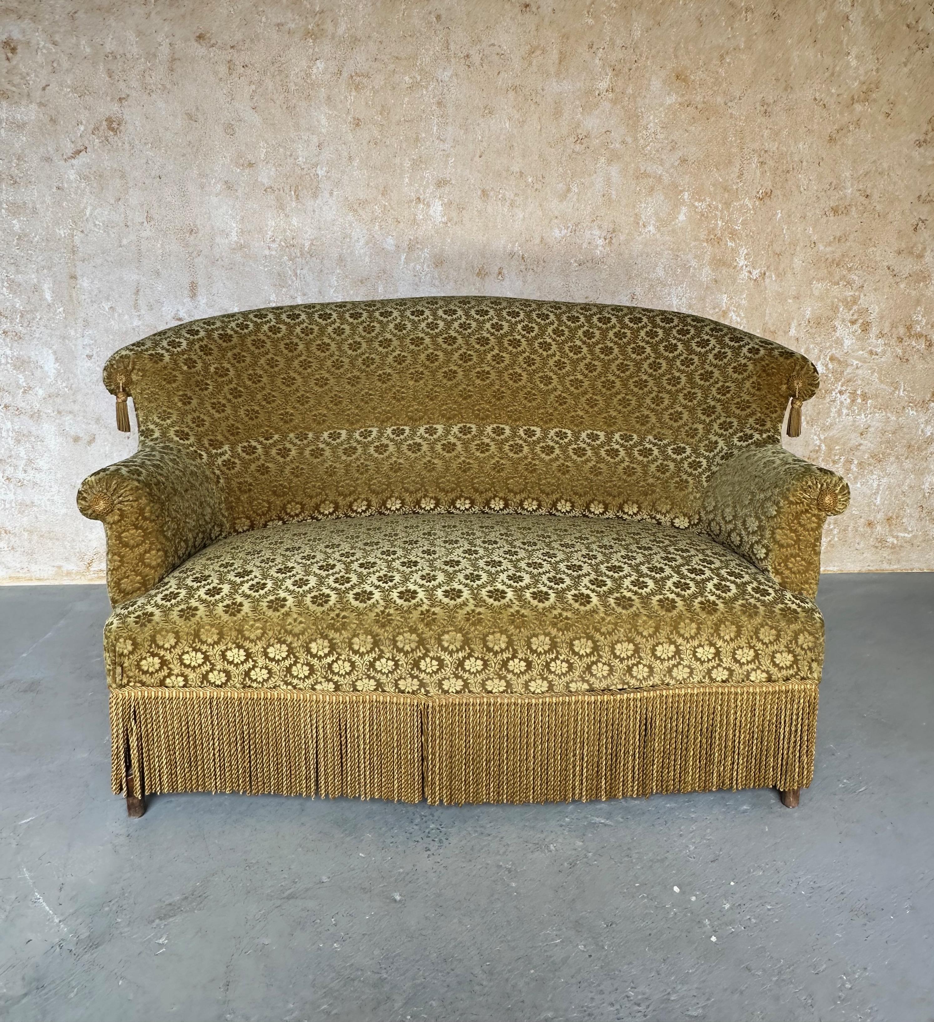 Divano francese in stile Napoleone III in velluto dorato vintage In condizioni buone in vendita a Buchanan, NY