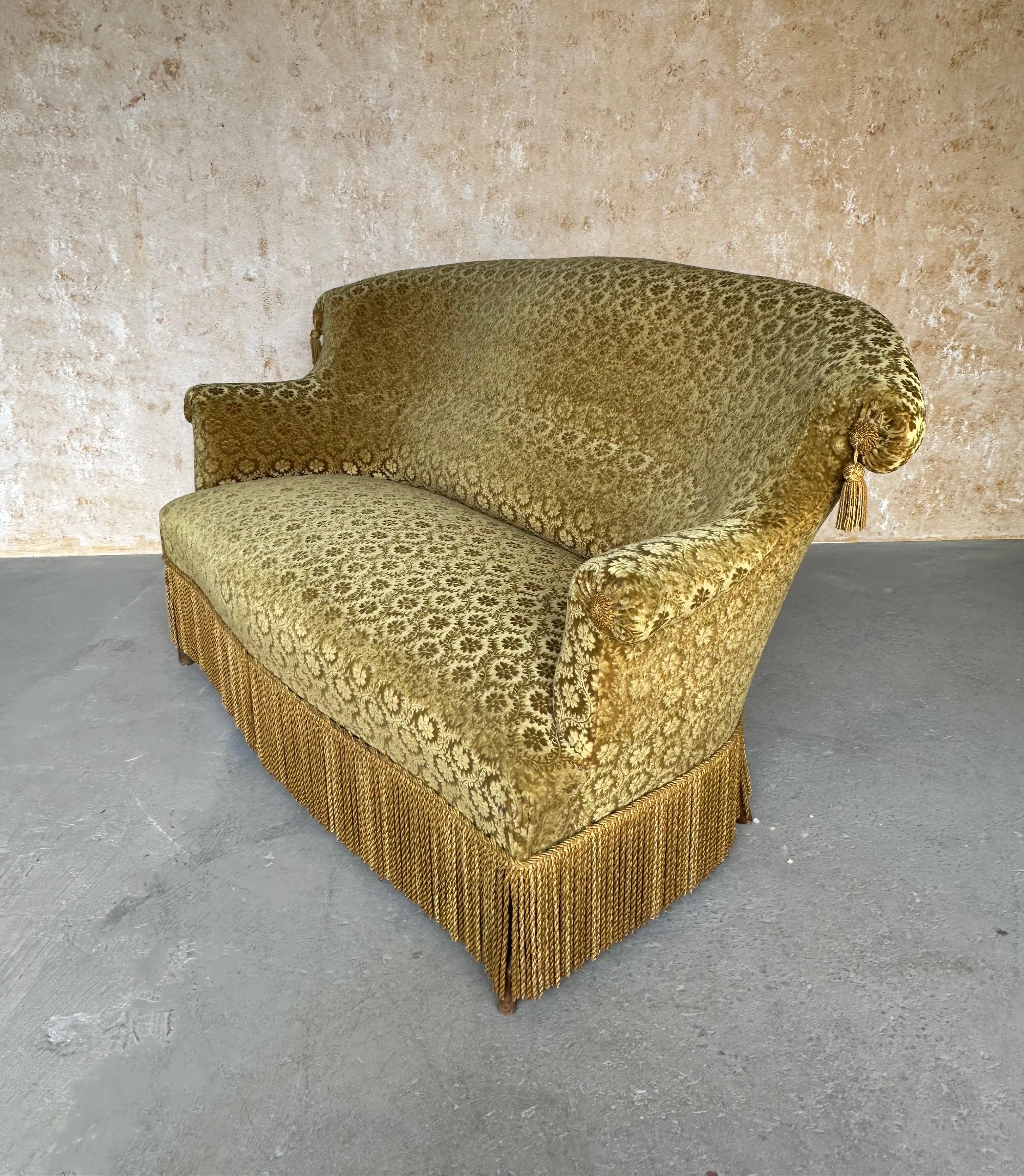 Tappezzeria Divano francese in stile Napoleone III in velluto dorato vintage in vendita