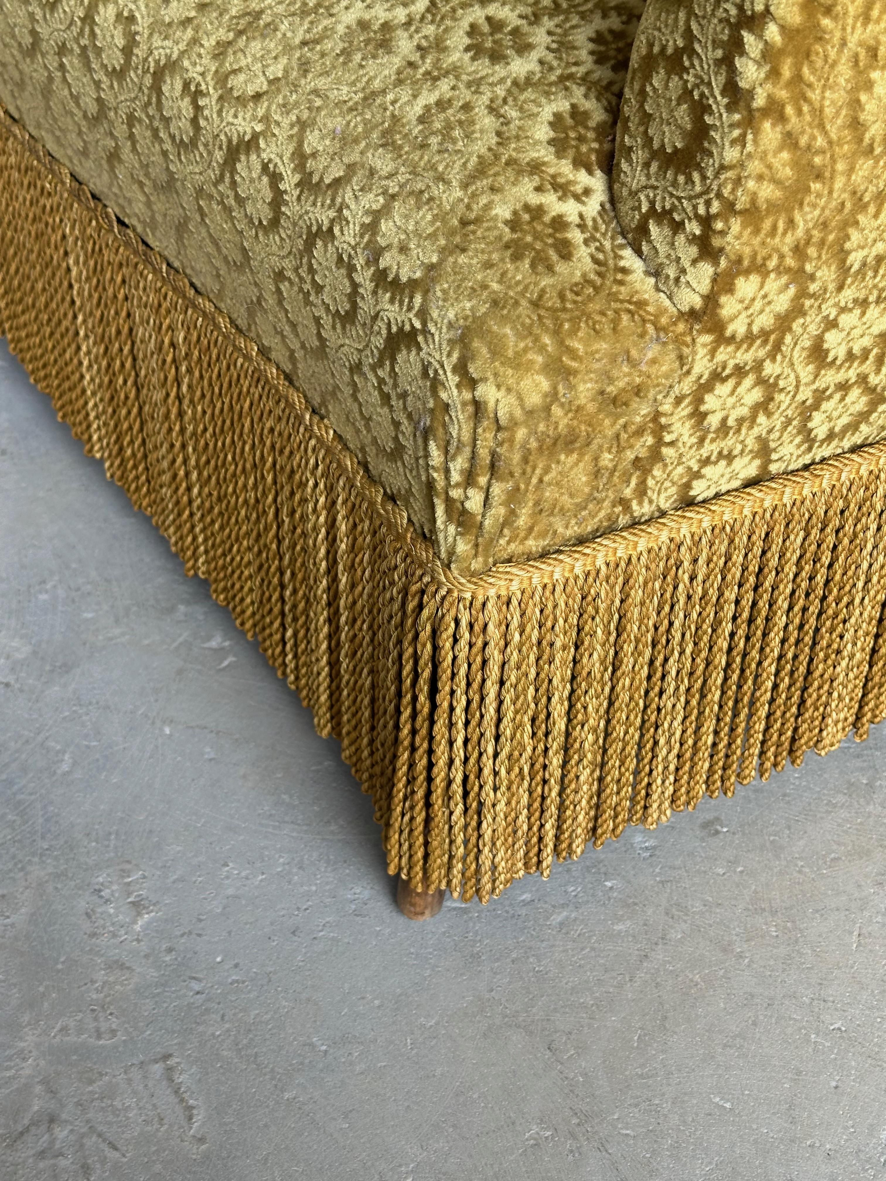 Divano francese in stile Napoleone III in velluto dorato vintage in vendita 3