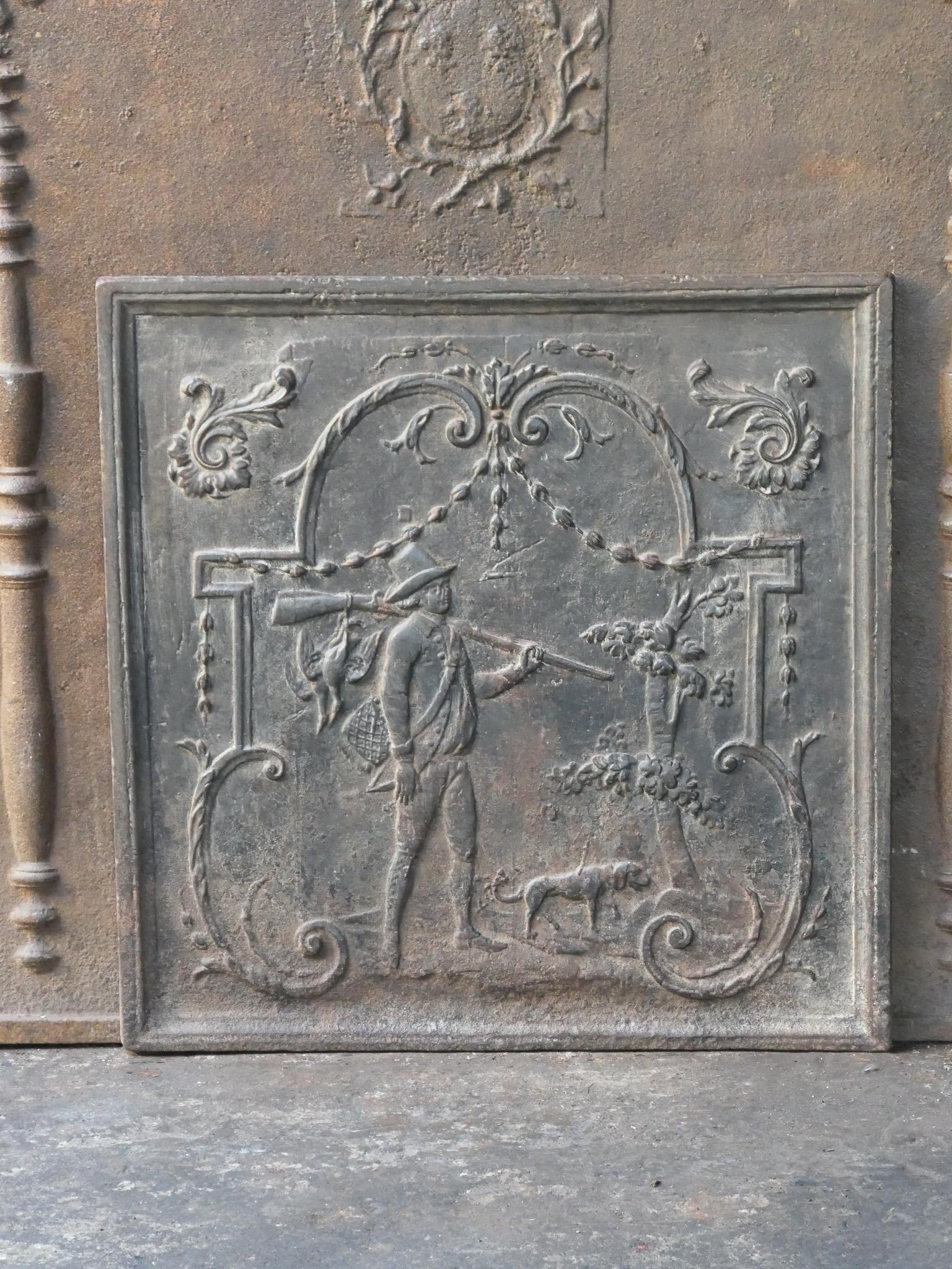 Piantana francese del XX secolo in stile Napoleone III con cacciatore.

Lo schienale è in ghisa e presenta una patina marrone naturale. Su richiesta può essere realizzato in nero o peltro senza costi aggiuntivi. Lo schienale del camino è in buone