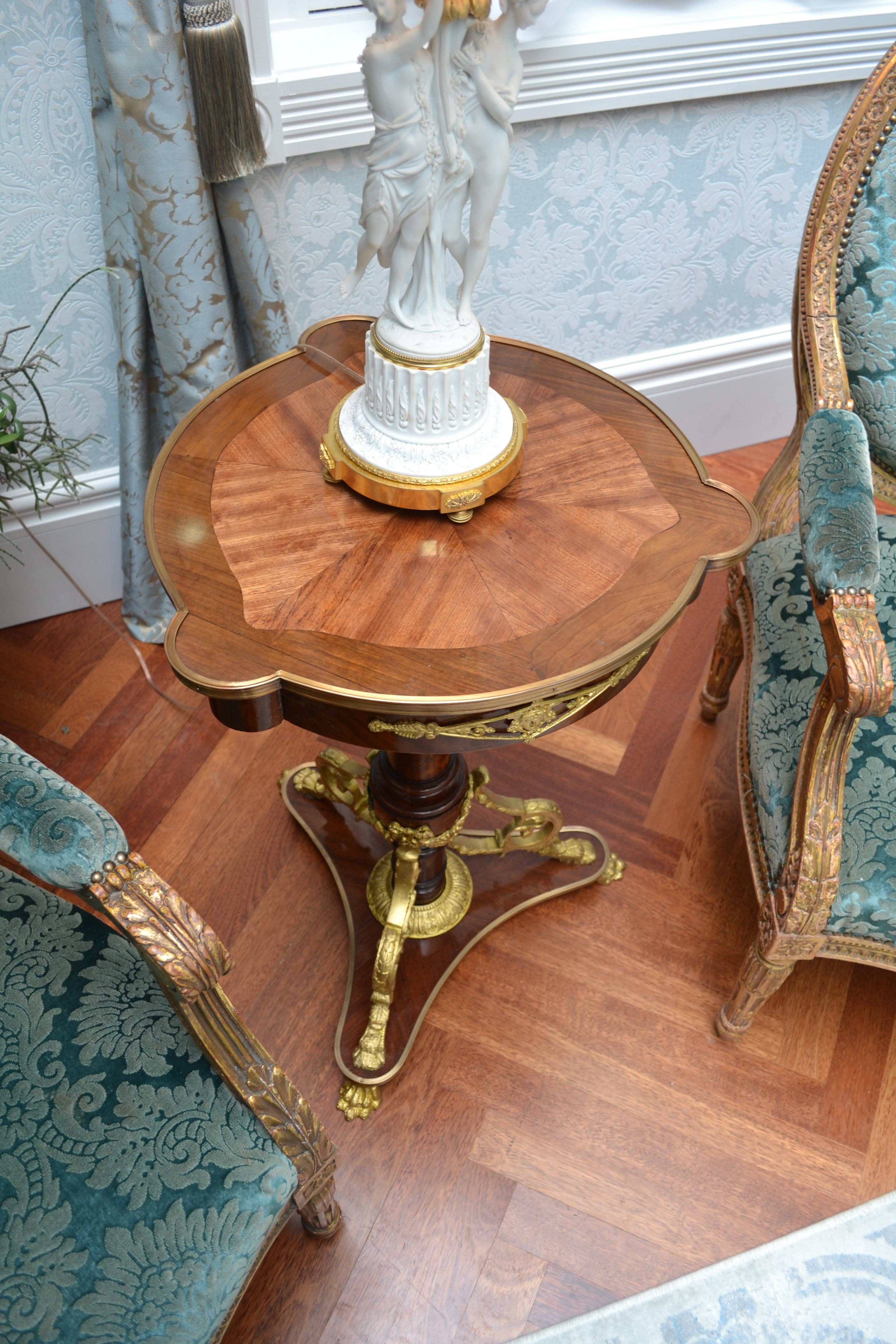 XIX secolo Tavolo francese in stile Napoleone III in legno di tulipano e mogano in vendita