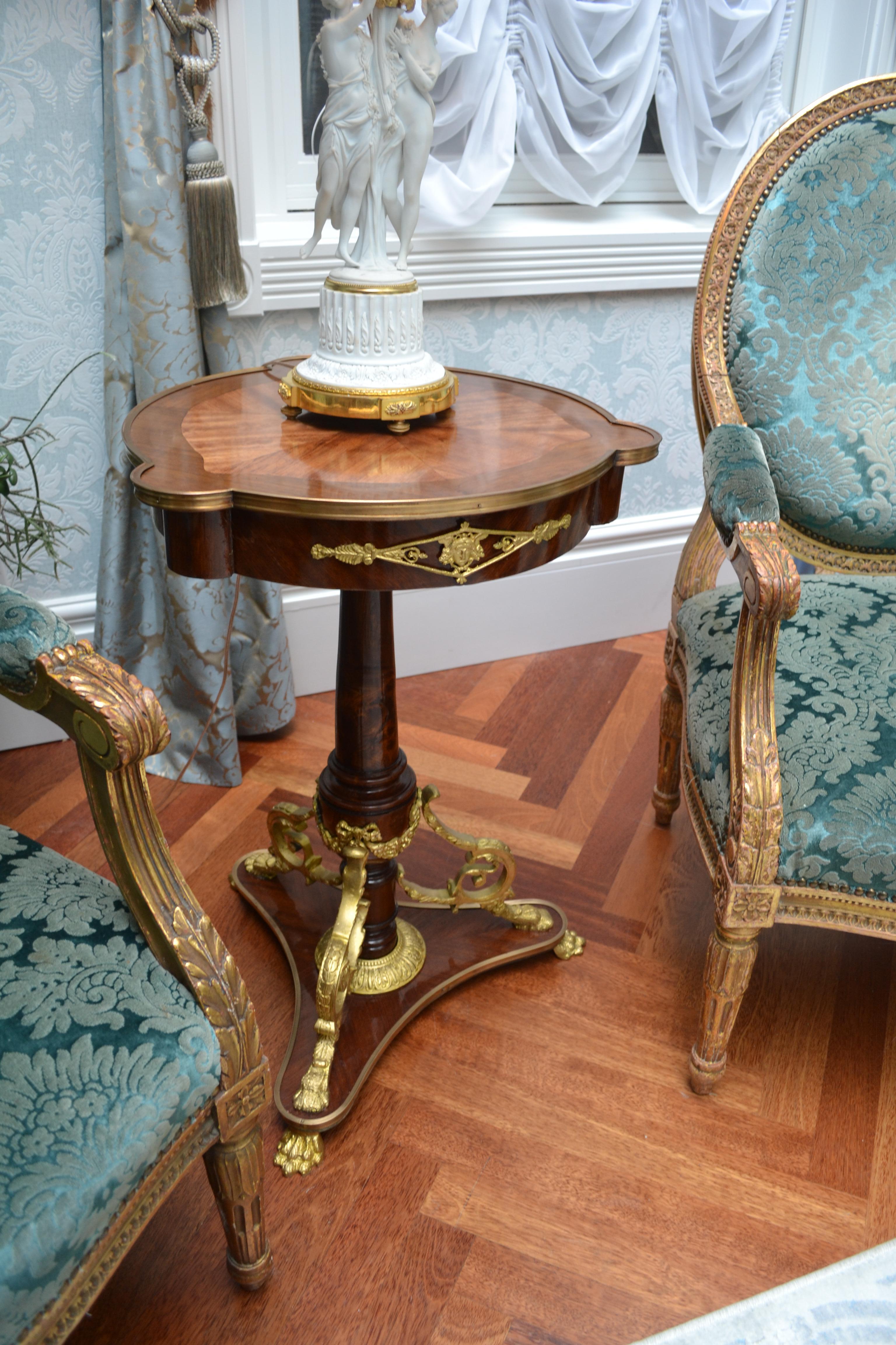 Bronzo Tavolo francese in stile Napoleone III in legno di tulipano e mogano in vendita