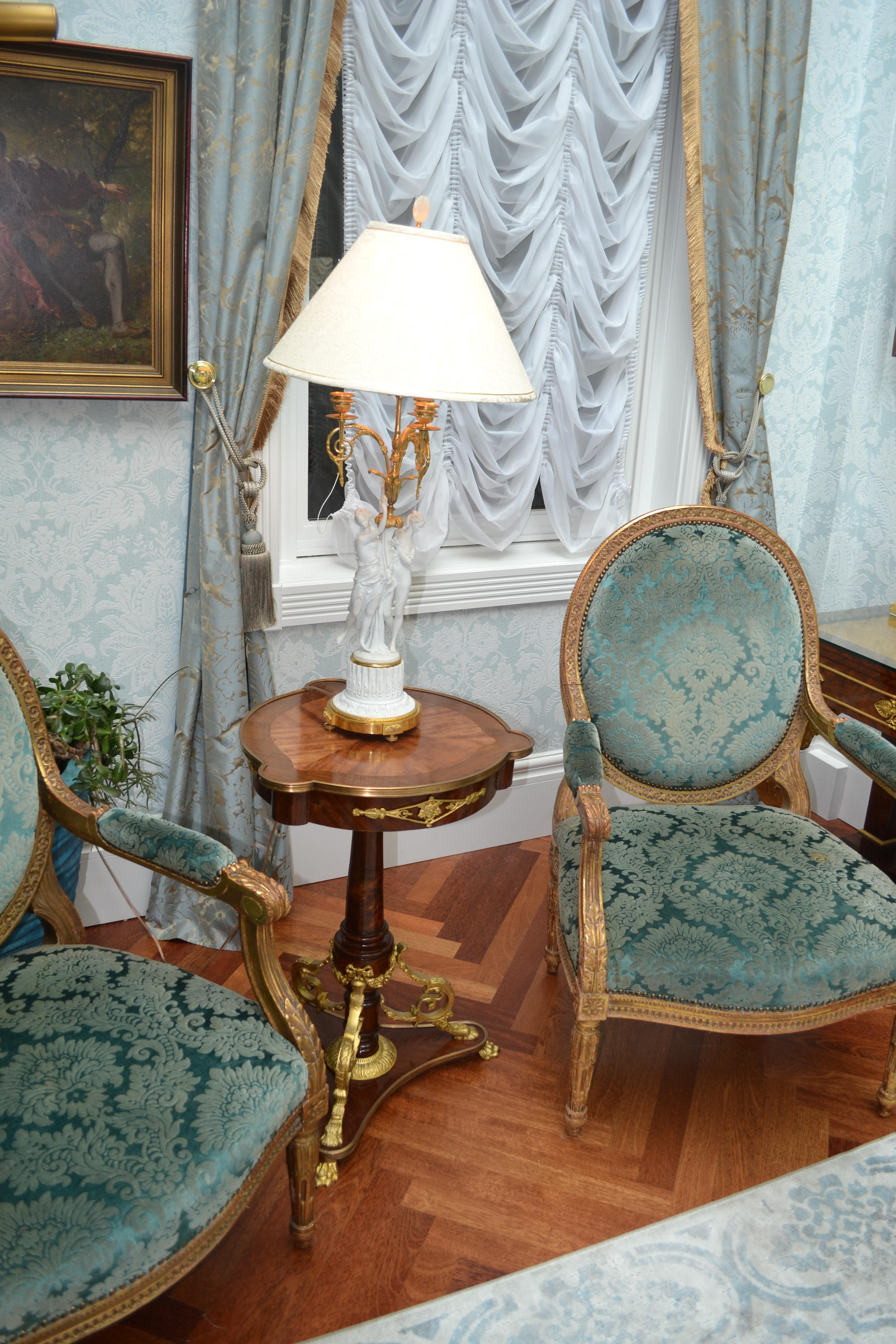Tavolo francese in stile Napoleone III in legno di tulipano e mogano in vendita 1