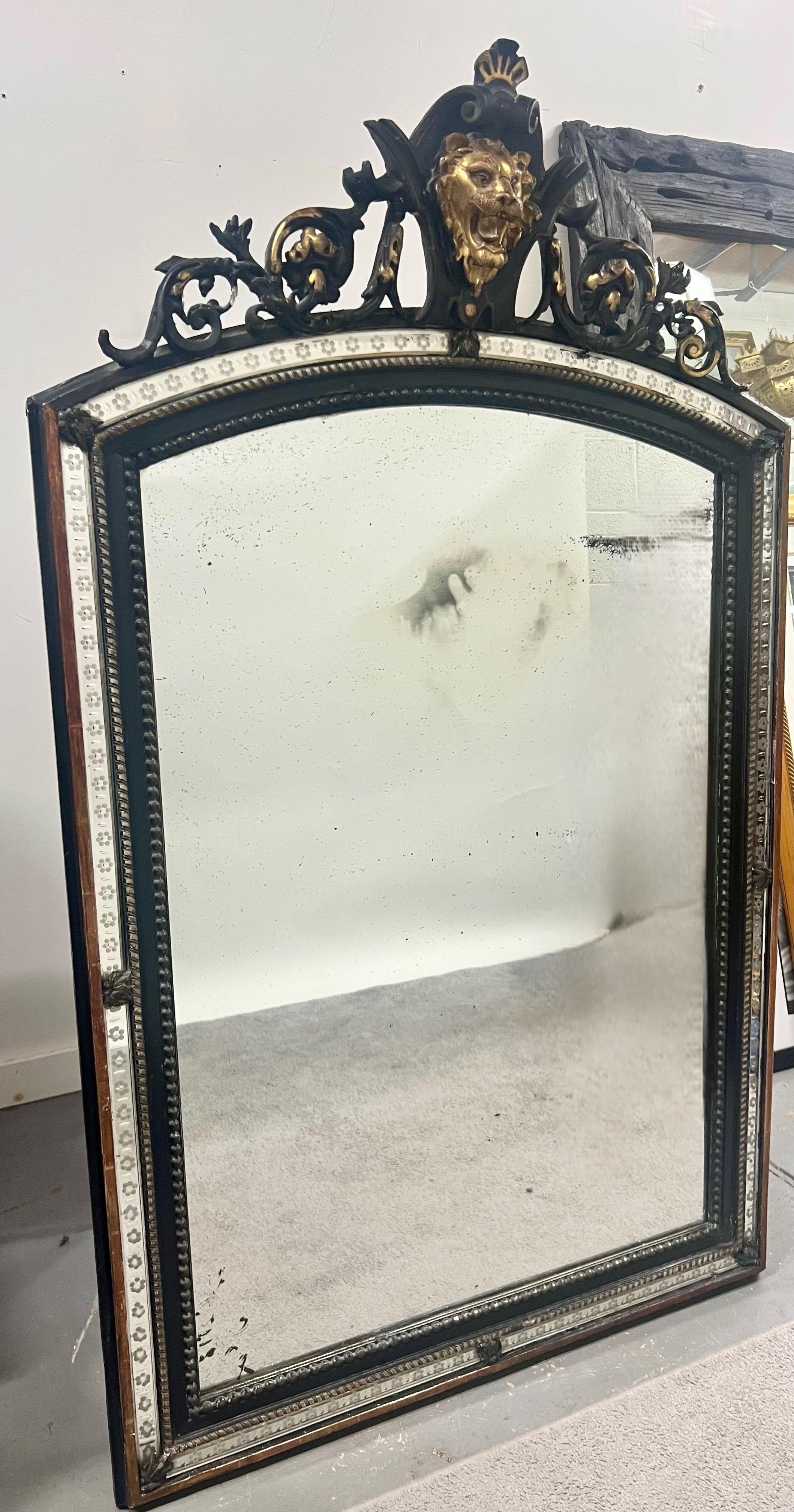 Französischer Wandspiegel aus Schmiedeeisen und antikem Glas im Stil von Napoleon III: 

Dieser auffällige französische Wandspiegel im Stil von Napoleon III. aus dem 19. Jahrhundert ist ein Beispiel für die Opulenz und Kunstfertigkeit dieser Epoche.