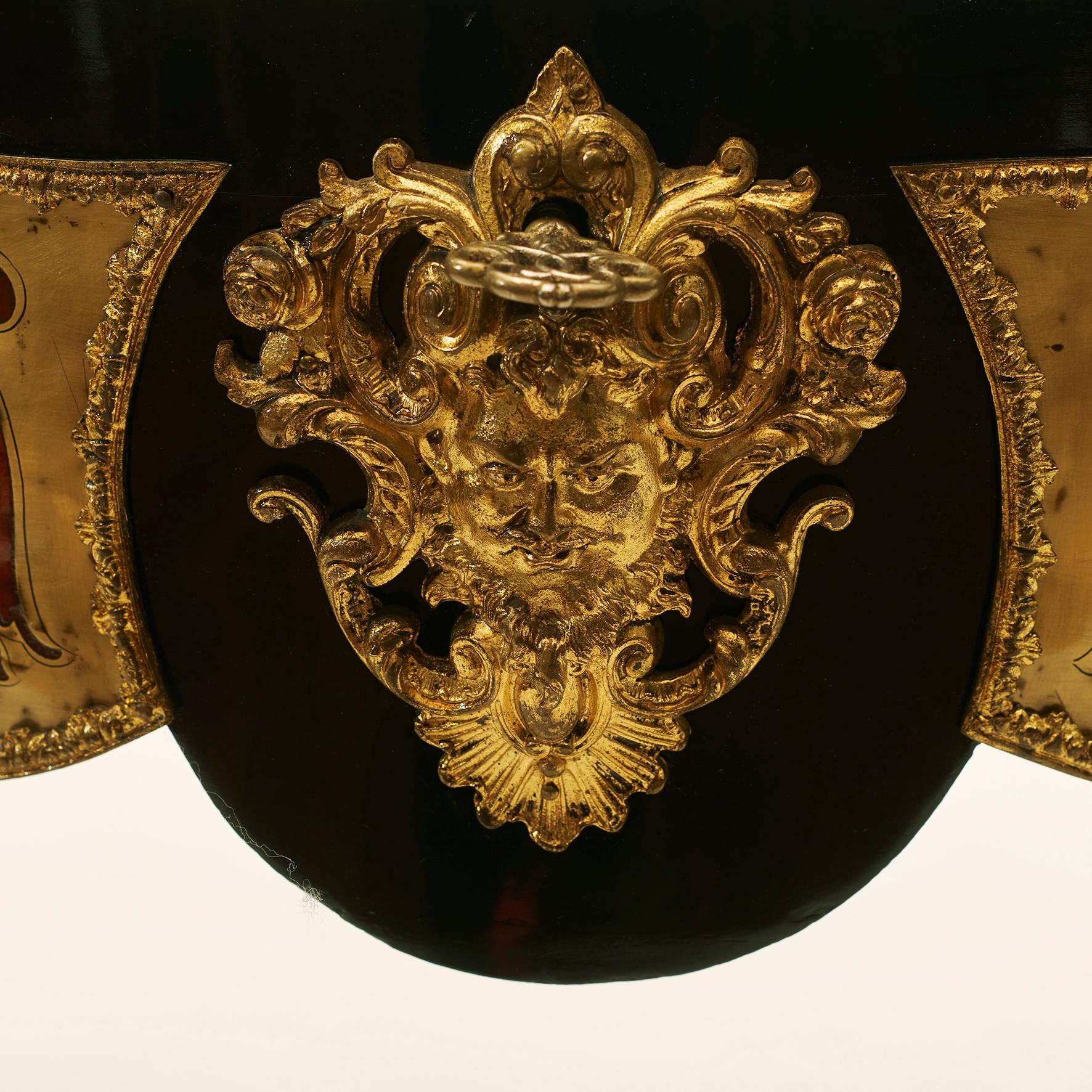 Table Napoléon III à la manière de Boulle en écaille et laiton en vente 3