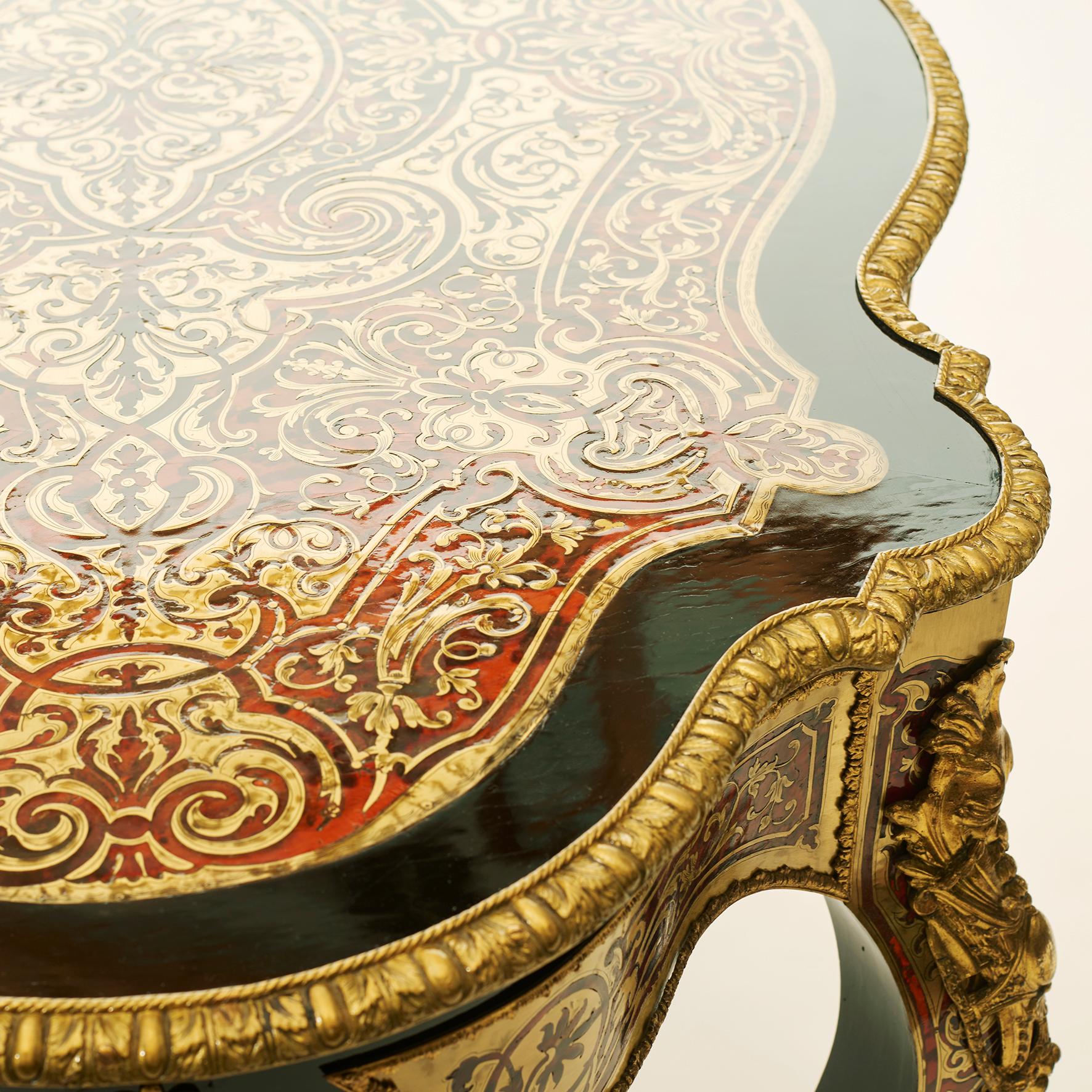 Table Napoléon III à la manière de Boulle en écaille et laiton en vente 1