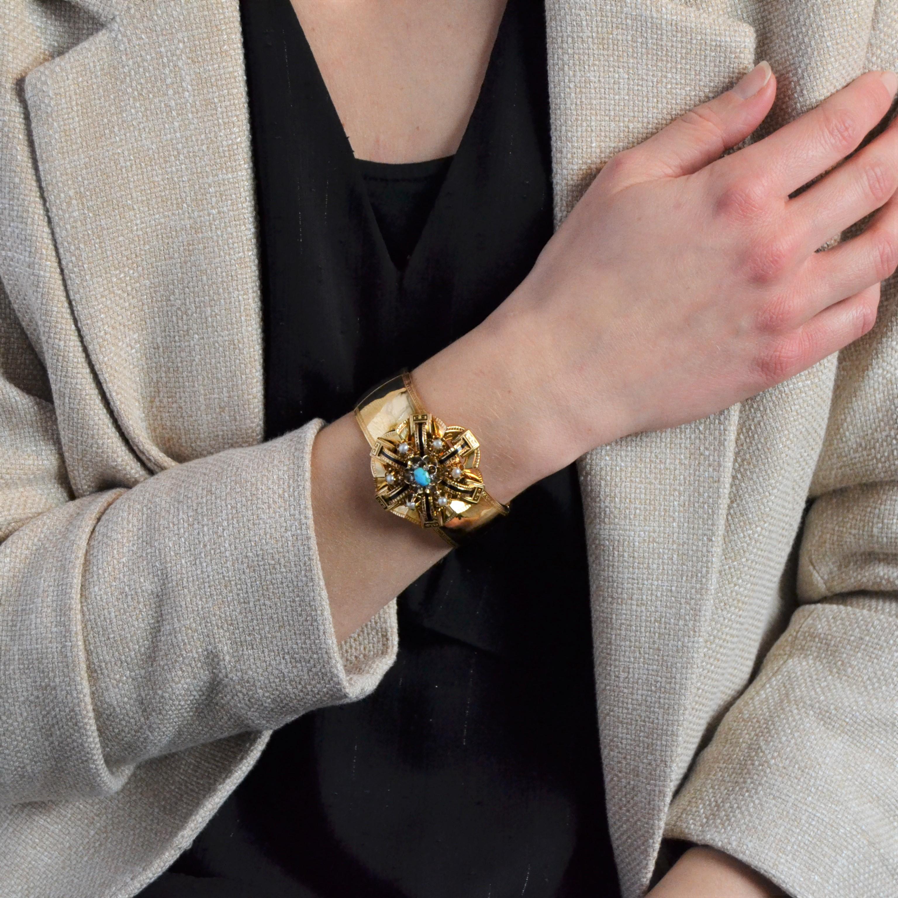 Bracelet in 18 karat rose gold, eagle and rhinoceros heads hallmarks.
Antique gold ring of oval shape it is formed of 4 plates of bulging gold, chiselled on the edges and articulated between them. An openwork rosette pattern decorated with Greek