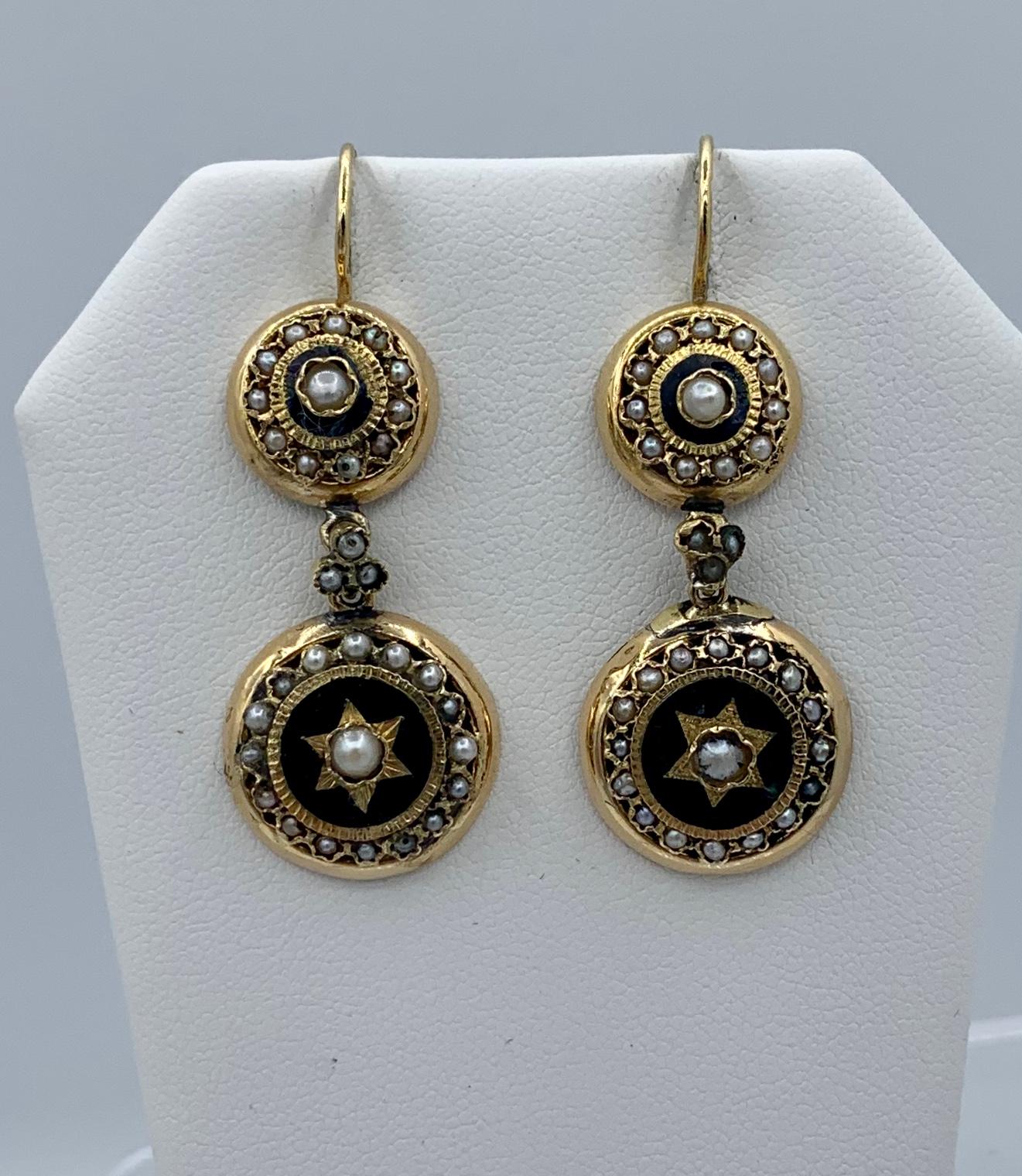 Perle Pendants d'oreilles en or 18 carats avec perles et émail de style victorien français Napoléon III en vente