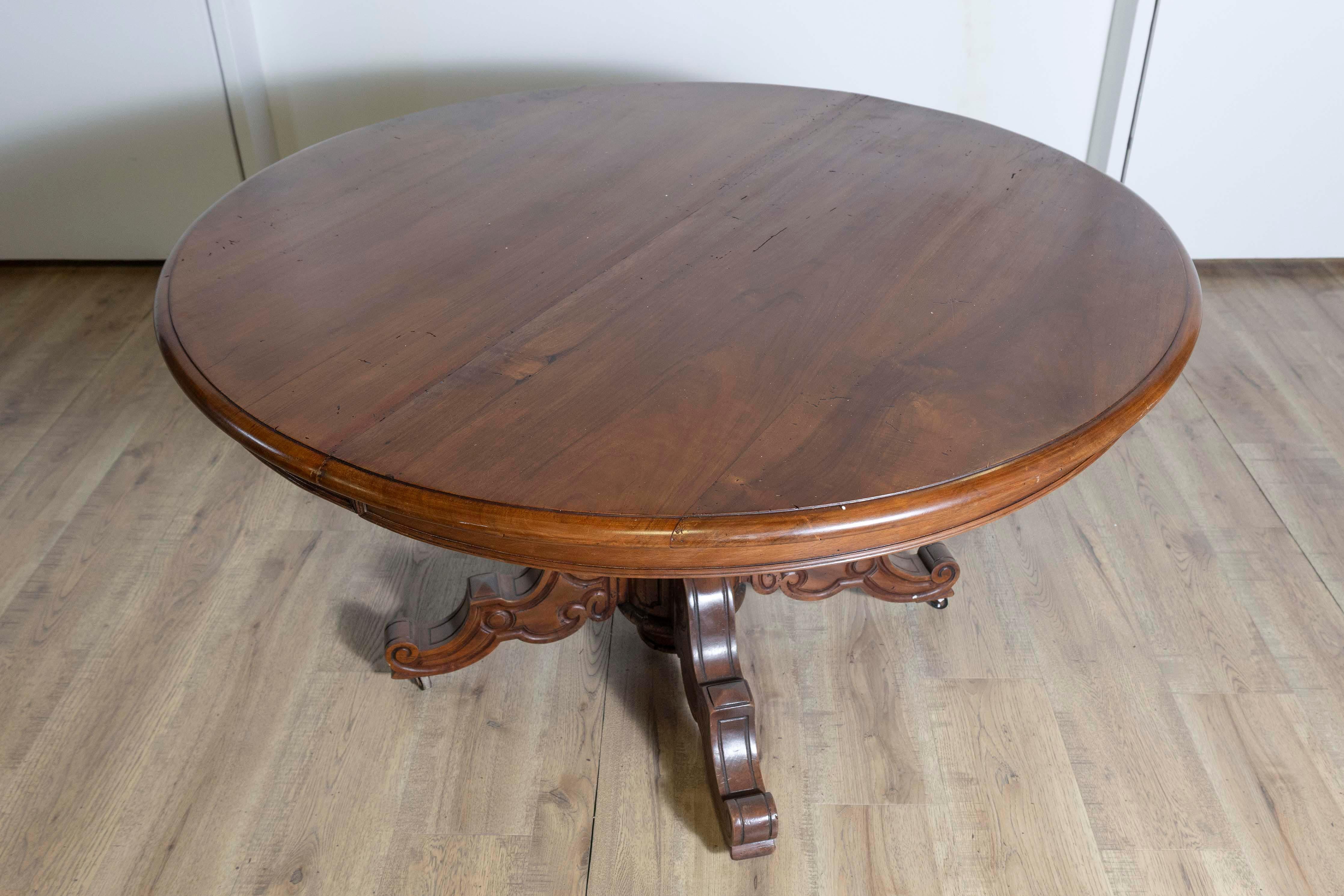 French Napoléon III Walnut Pedestal Table with Carved Feet from the 1850s In Good Condition For Sale In Atlanta, GA