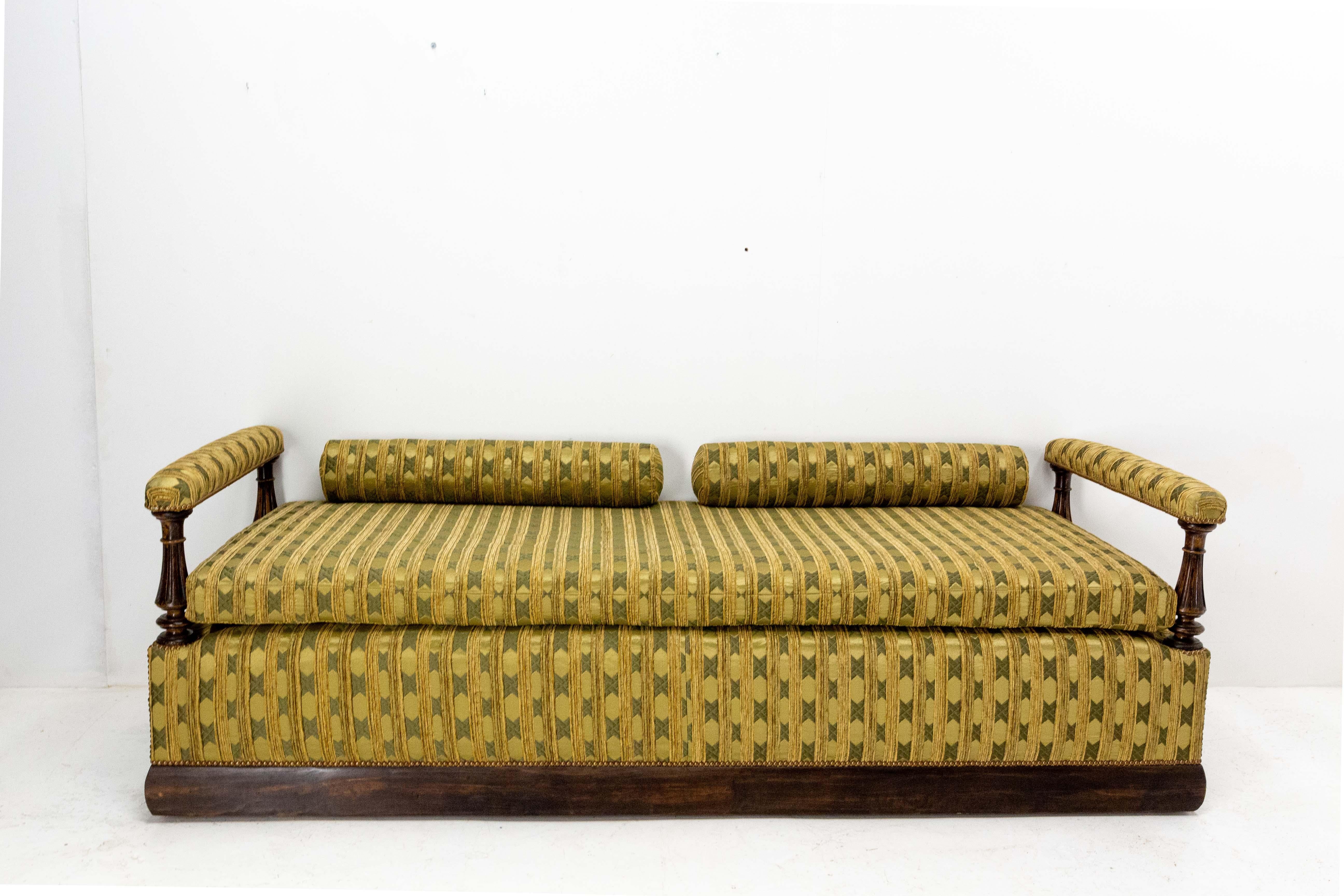 Elegantes Napoleon-III-Bankett oder -Sofa aus Nussbaumholz.
Frankreich um 1890,
Die Polsterung und der Stoff wurden kürzlich ausgetauscht.
Sehr guter antiker Zustand. Ein kleiner Fleck auf dem Stoff (siehe Foto).

Versand:
L219 P83 H70 cm 80